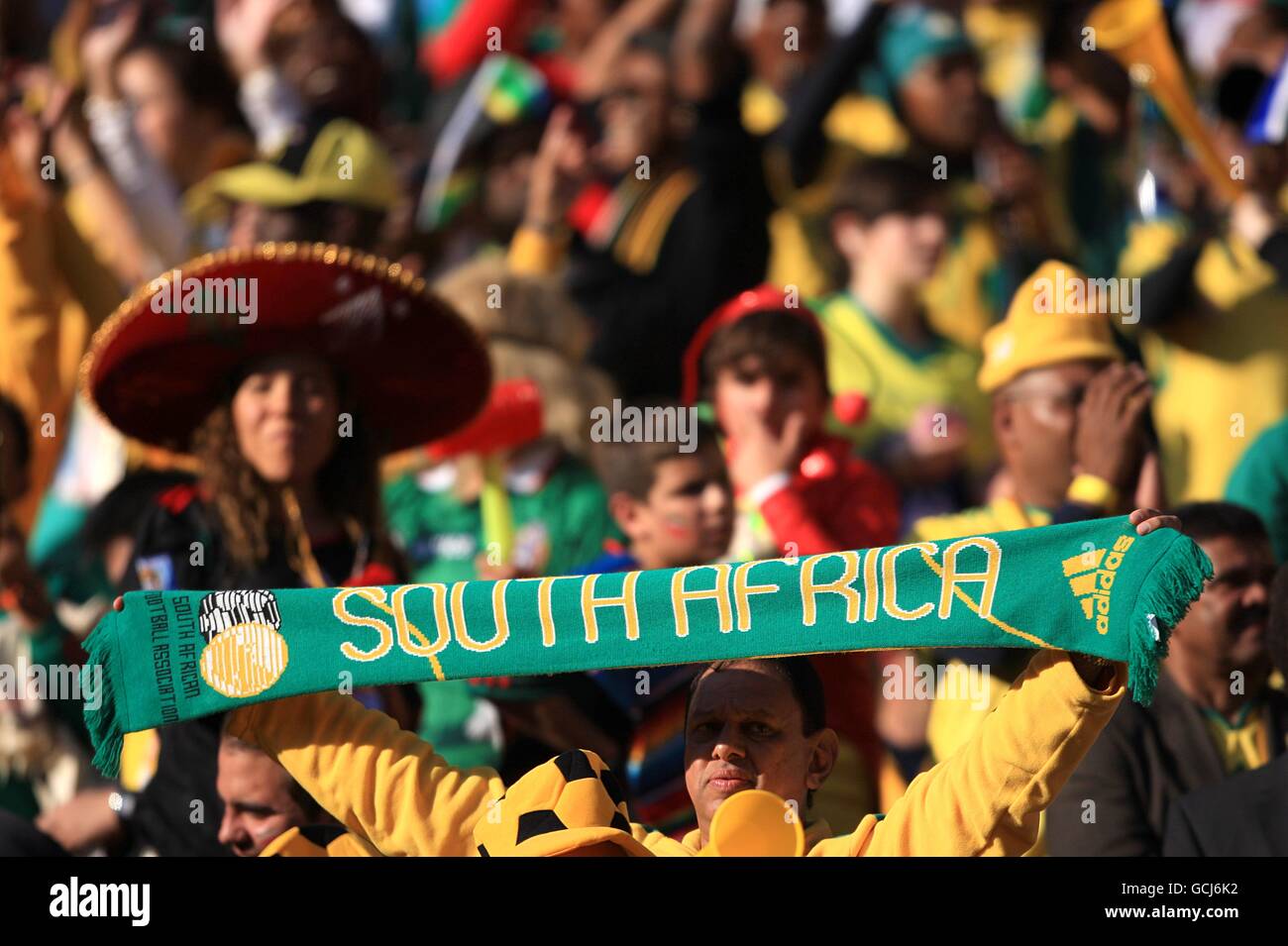 Calcio - Coppa del mondo FIFA Sud Africa 2010 - Gruppo A - Sud Africa v Messico - Stadio della Città di Calcio. Tifosi del Sudafrica nelle tribune prima del calcio d'inizio Foto Stock