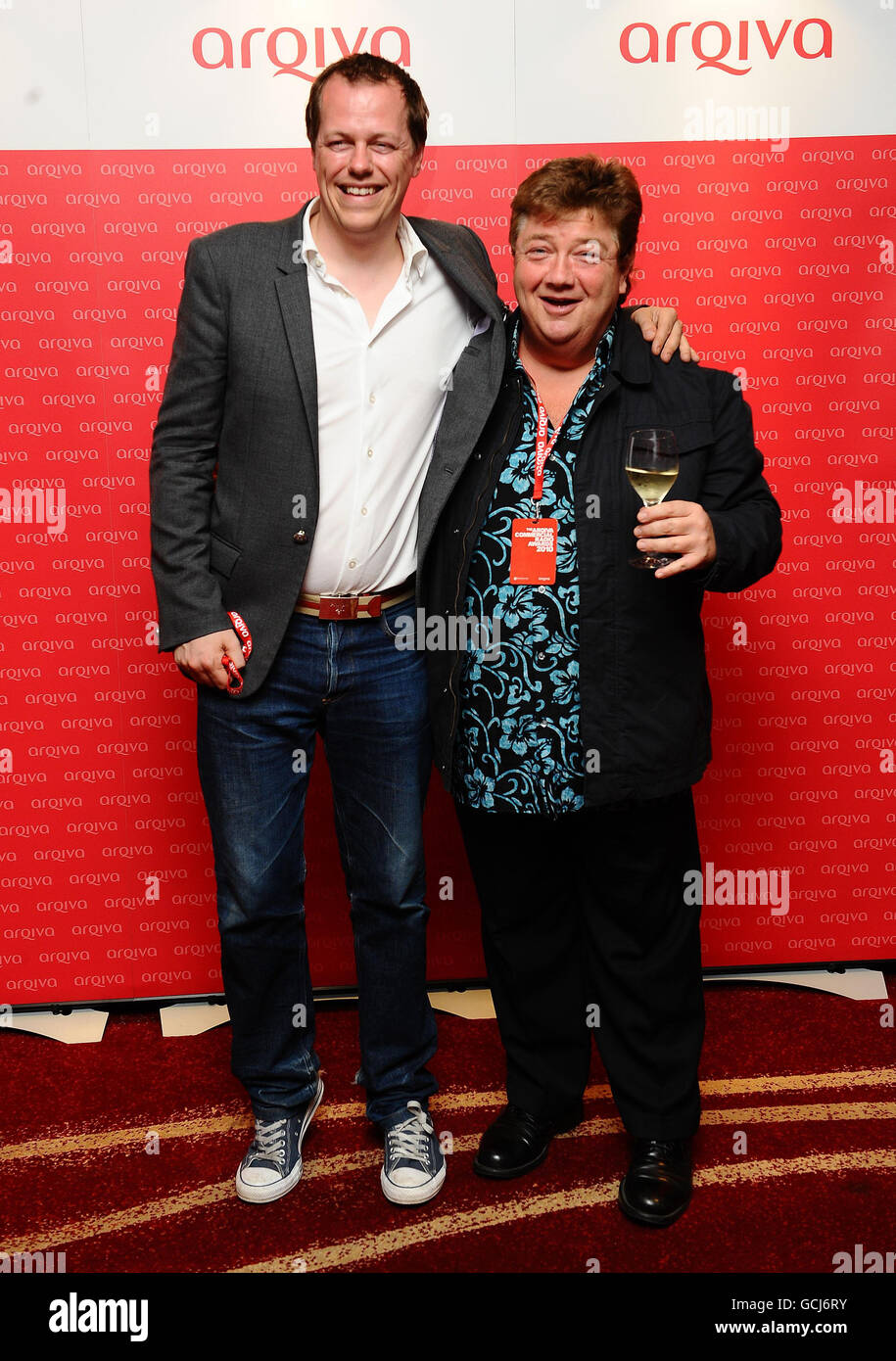 Tom Parker- Bowles (a sinistra) e Jono Coleman arrivano agli Arqiva Commercial radio Awards al Park Plaza Hotel di Londra. Foto Stock