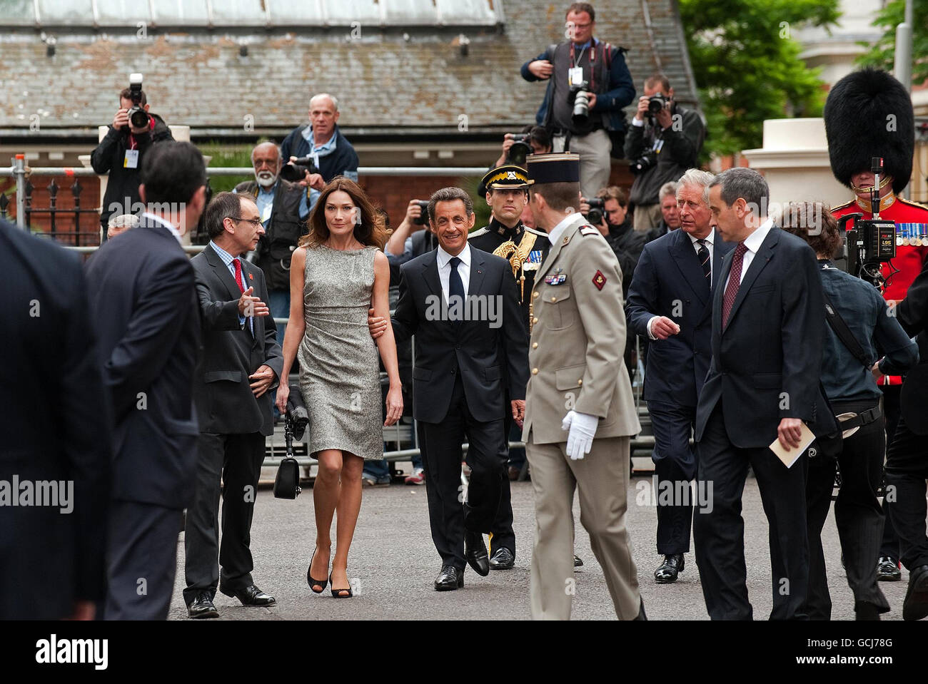 Il presidente francese Nicolas Sarkozy (centro) e sua moglie Carla Bruni-Sarkozy (centro a sinistra), arrivano a guardare le fotografie del presidente francese Charles De Gaulle durante una visita all'ex quartier generale del francese libero, ai Carlton Gardens nel centro di Londra. Foto Stock