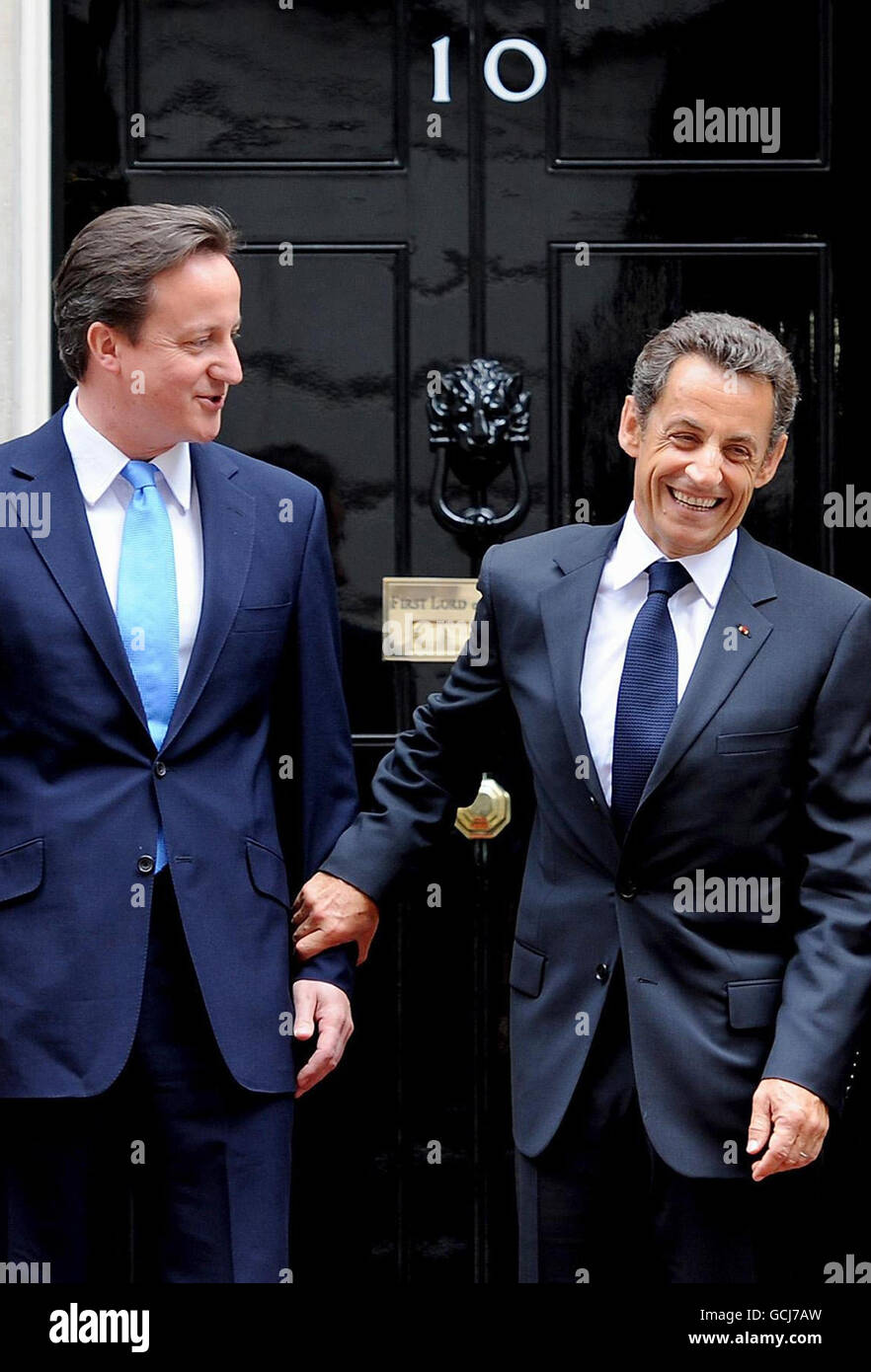 ALTERNATE IL primo ministro David Cameron con il presidente francese Nicolas Sarkozy fuori Downing Street durante una visita a Londra per celebrare il 70° anniversario della trasmissione radiofonica del generale Charles de Gaulle che esorta la sua nazione a resistere all'occupazione nazista della Francia. Foto Stock