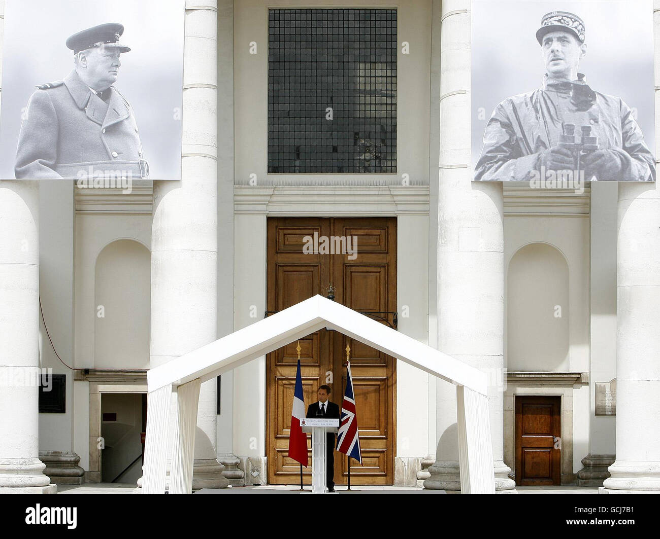 Dominato dalle immagini del leader britannico della seconda guerra mondiale Winston Churchill e del generale francese Charles de Gaulle, il presidente francese Nicolas Sarkozy ha tenuto un discorso durante la sua visita al Royal Hospital Chelsea, a Londra. Foto Stock