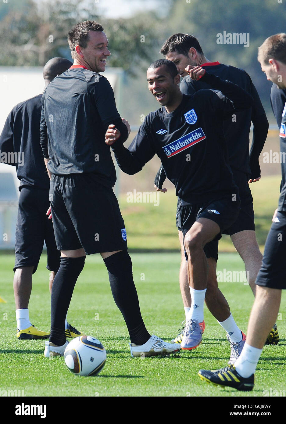 Calcio - Coppa del mondo FIFA Sud Africa 2010 - Gruppo C - Inghilterra v Slovenia - Inghilterra sessione di formazione - terzo giorno - Royal Bafok.... John Terry e Ashley Cole (a destra) inglesi durante una sessione di allenamento al Royal Bafokeng Sports Complex, Rustenburg, Sudafrica. Foto Stock
