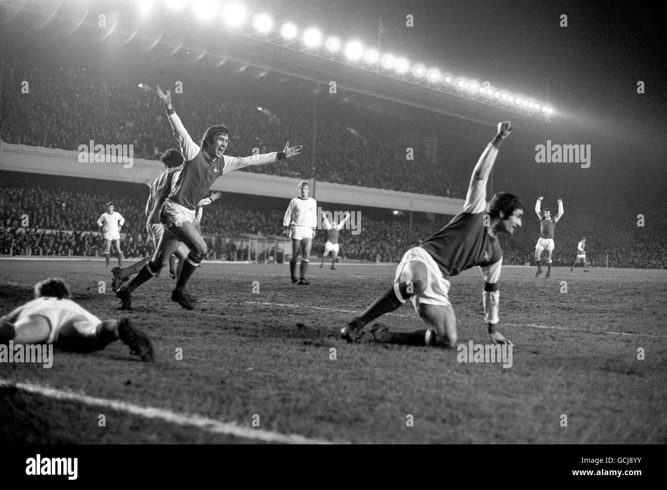 Calcio - Coppa InterCities Fiere - Quarterfinal, prima tappa - Arsenal contro FC Colonia - Highbury. L'Arsenal festeggia dopo che il capitano Frank McLintock (a destra, in primo piano) ha segnato il suo primo gol dopo il FC Colonia Foto Stock