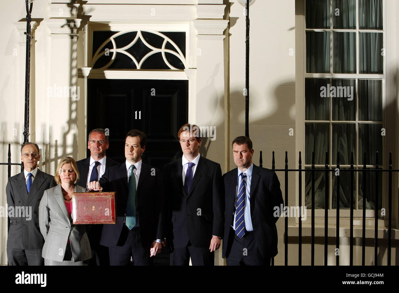 Cancelliere dello scacchiere George Osborne che porta con sé la famosa vecchia scatola rossa ministeriale con il suo team del Tesoro, mentre lascia 11 Downing Street, Westminster, nel centro di Londra, per consegnare il suo bilancio di emergenza nella Camera dei Comuni . Foto Stock