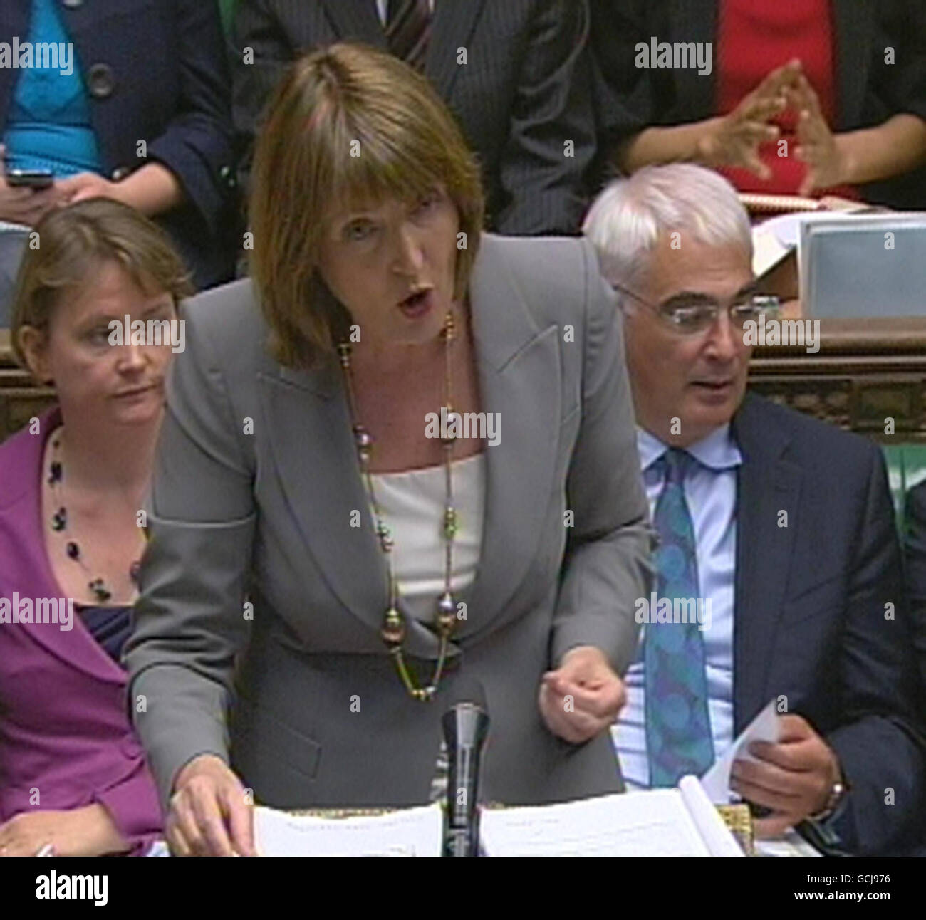 Il leader del Partito laburista Harriet Harman fa una dichiarazione alla Camera dei Comuni dopo l'annuncio del bilancio di emergenza, a Westminster, nel centro di Londra. Foto Stock