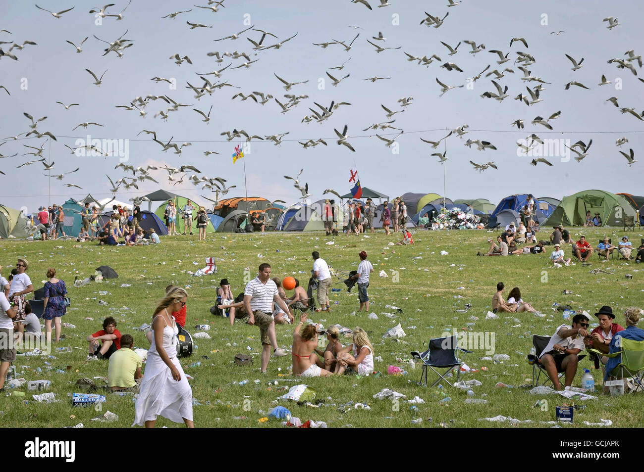 I gabbiani girano il cielo sopra un campo, dove la partita di calcio della Coppa del mondo d'Inghilterra contro la Germania è stata mostrata su un grande schermo durante il Festival di Glastonbury 2010 presso la degna fattoria di Pilton, Somerset. Foto Stock