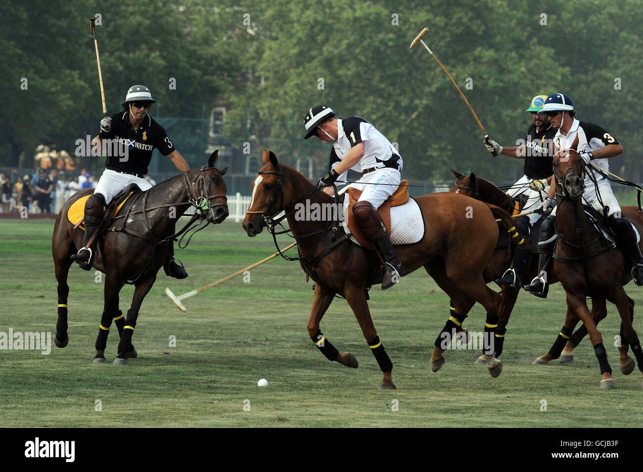 Il Principe Harry compete nel 3° classico annuale di polo di Veuve Clicquot su Governors Island a New York City. Foto Stock