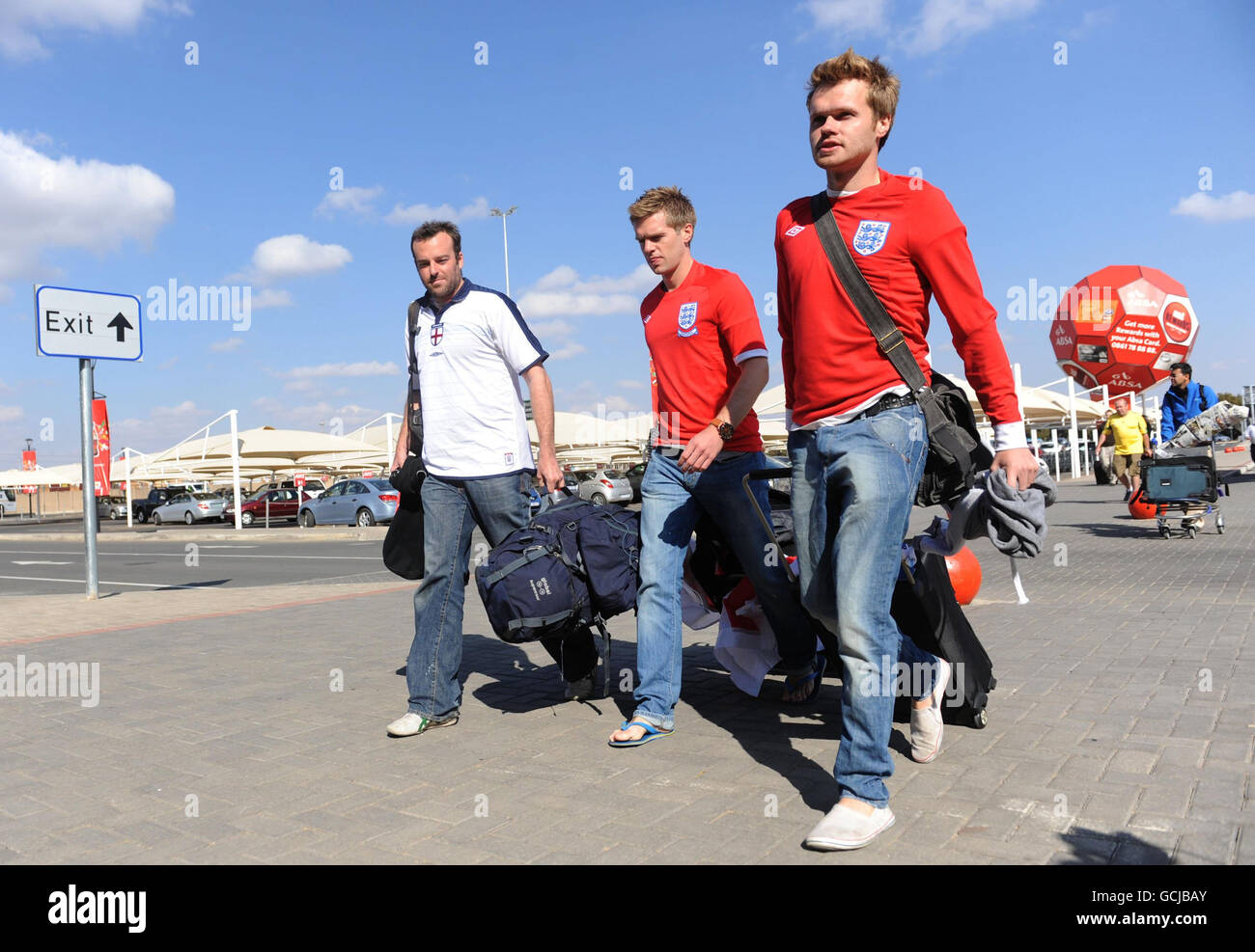 I tifosi arrivano all'aeroporto di Bloemfontein, dopo l'uscita dell'Inghilterra dalla Coppa del mondo 2010. Foto Stock