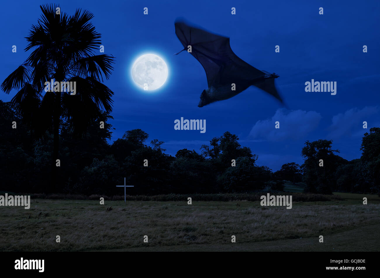 Blu sullo sfondo di Halloween con croce Foto Stock