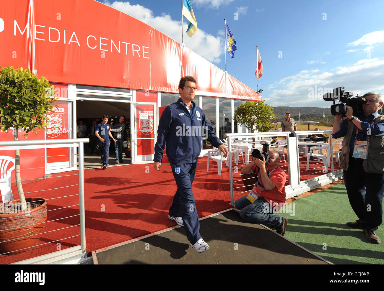 Calcio - Coppa del mondo FIFA Sud Africa 2010 - Inghilterra Conferenza stampa - Royal Bafokeng Sports Complex. Il direttore inglese Fabio Capello lascia la conferenza stampa al Royal Bafokeng Sports Complex di Rustenburg, Sudafrica. Foto Stock