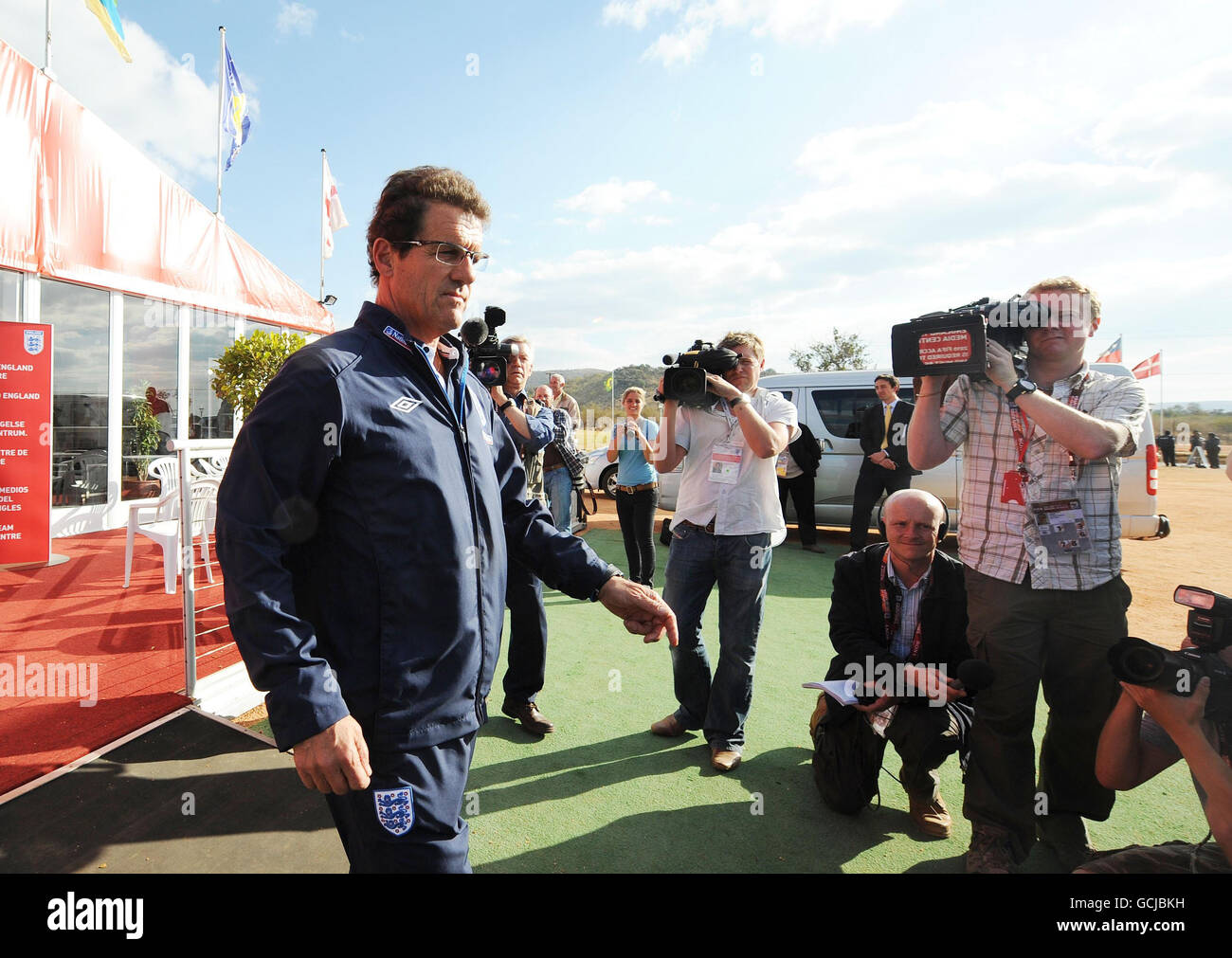 Il manager inglese Fabio Capello lascia la conferenza stampa al Royal Bafokeng Sports Complex, Rustenburg, Sudafrica. Foto Stock