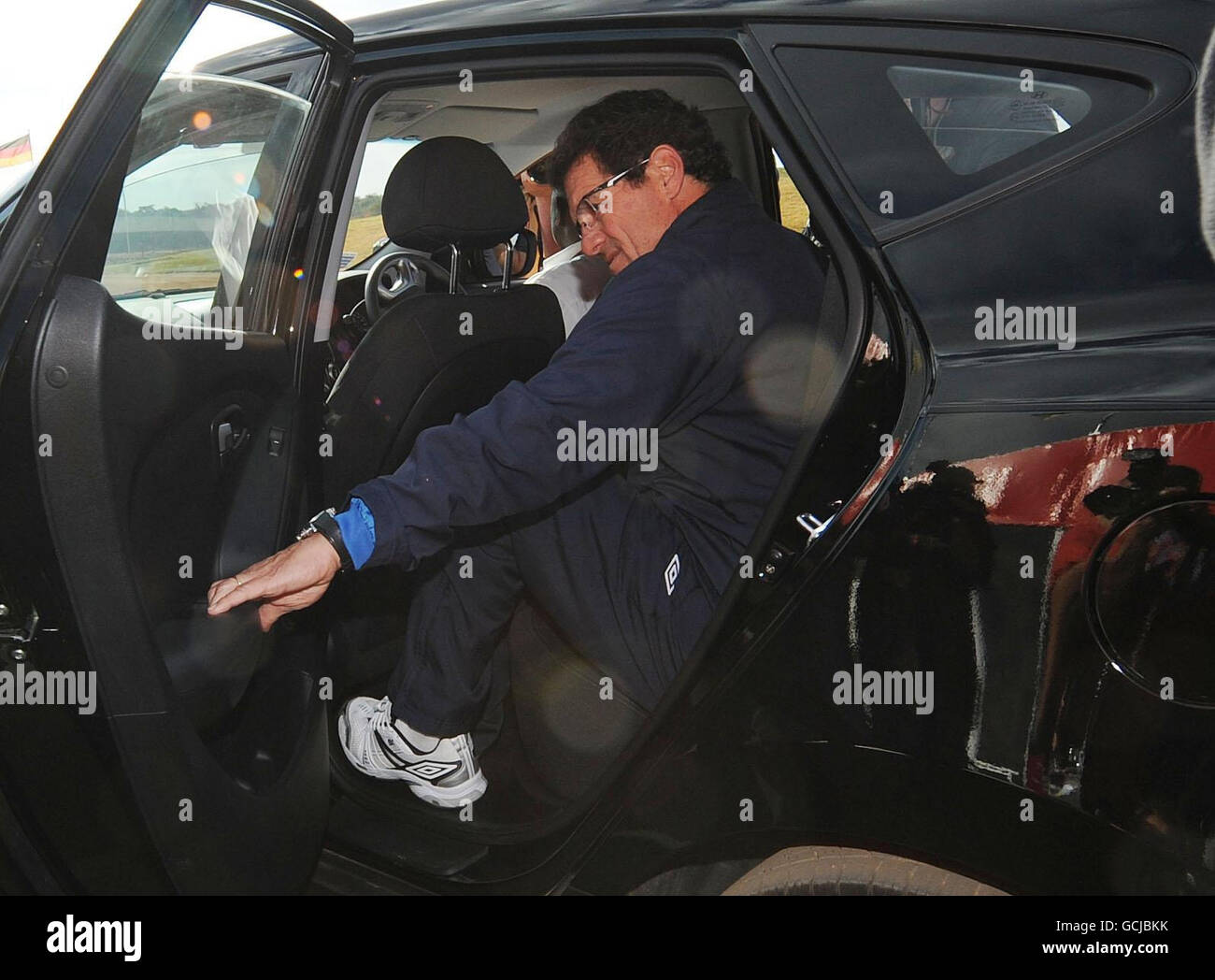 Calcio - Coppa del mondo FIFA Sud Africa 2010 - Inghilterra Conferenza stampa - Royal Bafokeng Sports Complex. Il direttore inglese Fabio Capello lascia la conferenza stampa al Royal Bafokeng Sports Complex di Rustenburg, Sudafrica. Foto Stock