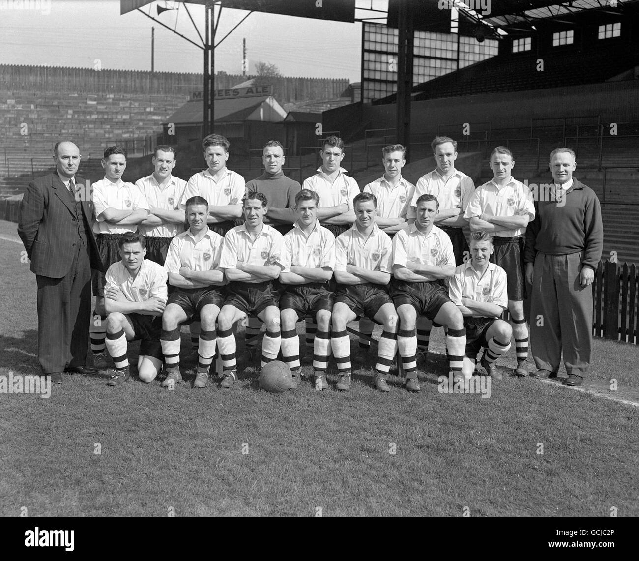 Gruppo di Bolton Wanderers. (Back row, L-R) Bill Ridding (manager) George Higgins, Nat Lofthouse, Roy Hartle, Stan Hanson, Malcolm Barrass, Douglas Holden, Harold Hassall, Eric Bell e Bert Sproston (allenatore). (Prima fila, L-R) Johnny Wheeler, Ralph Banks, William Moir, Thomas Neill, Raymond Parry, Robert Langton e John Ball Foto Stock