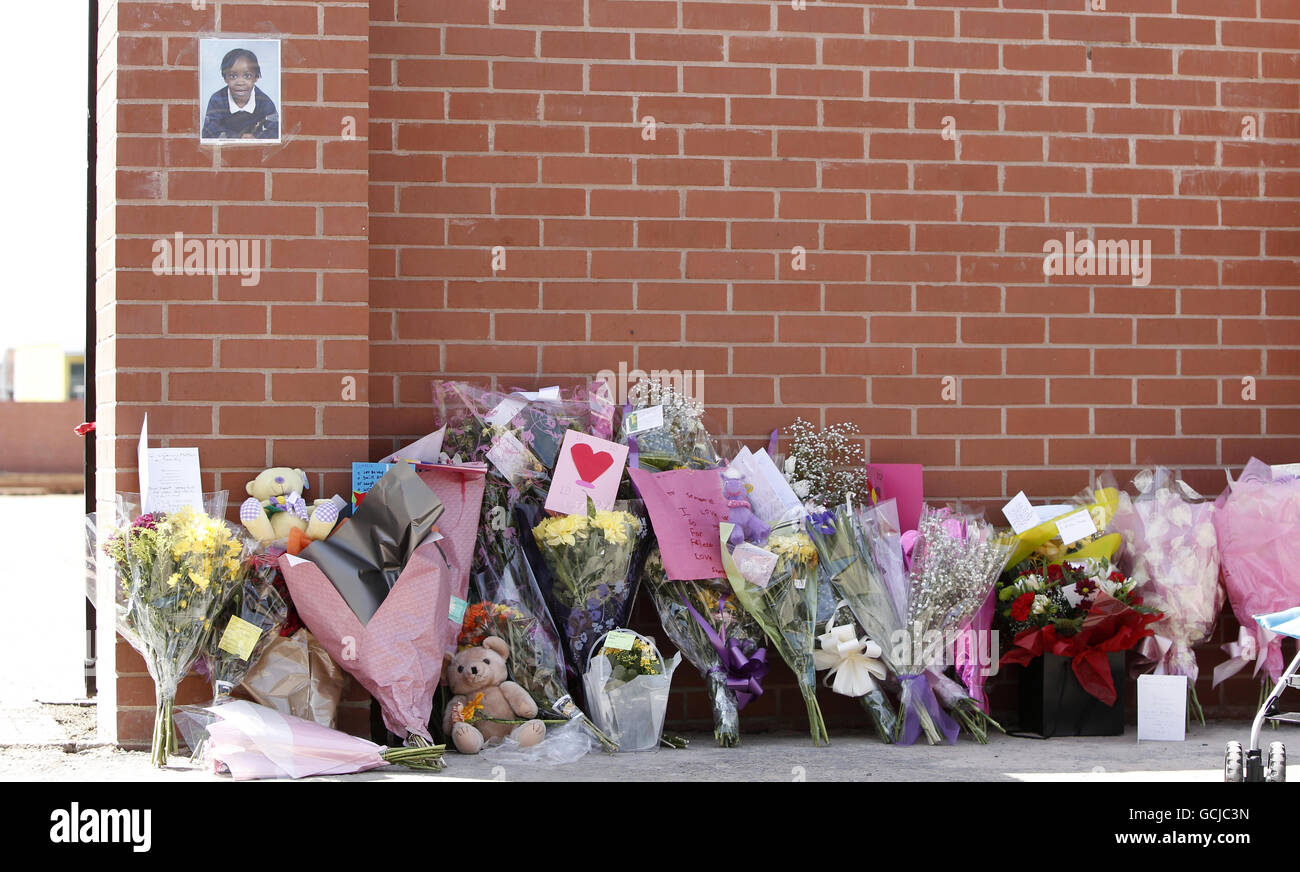 Tributi floreali alla scena dove Semelia Campbell di 6 anni è stata uccisa quando è stata intrappolata da cancelli elettronici vicino alla sua casa a Moss Side, Manchester. Foto Stock