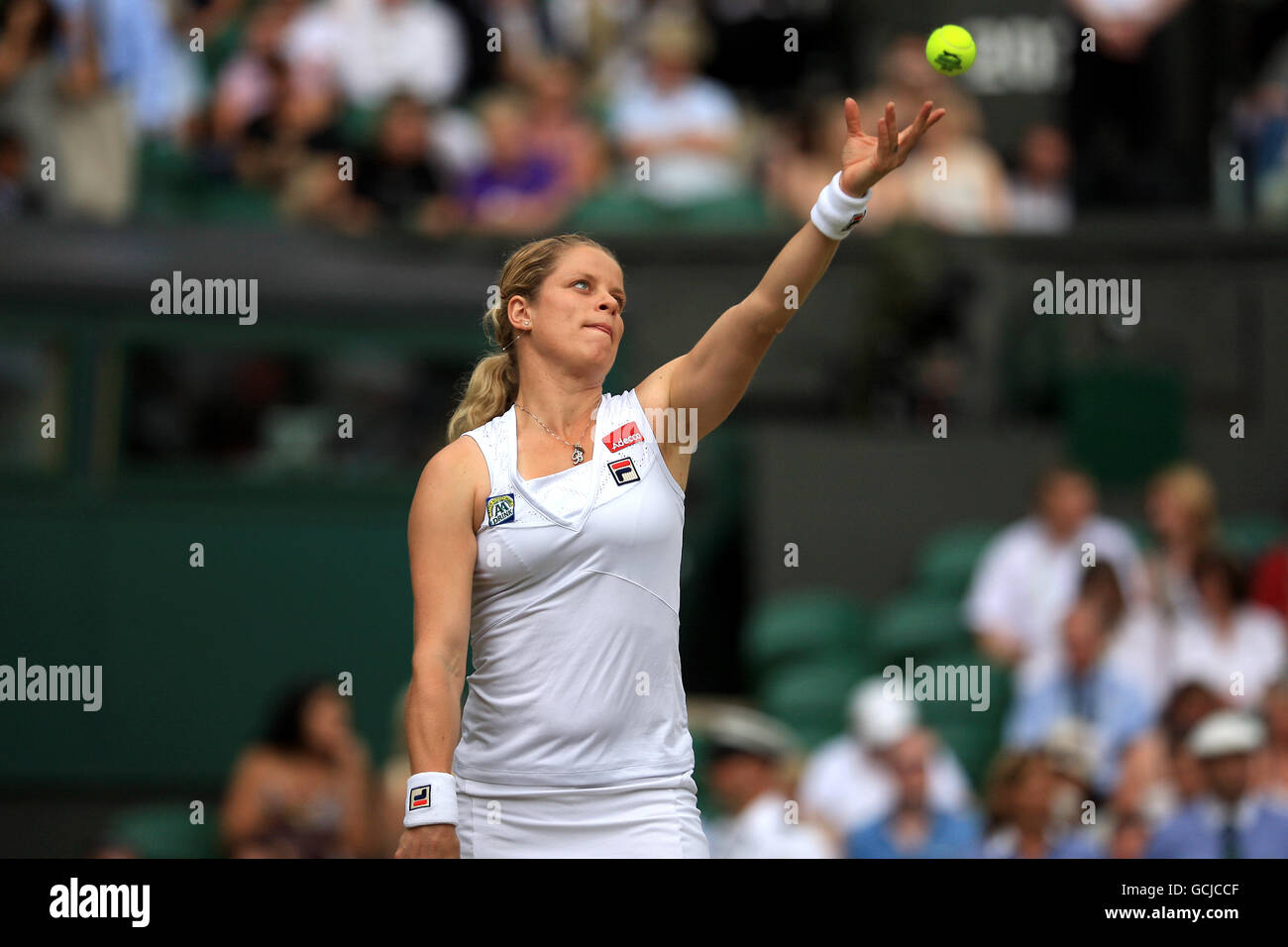 Tennis - 2010 Wimbledon Championships - Day Eight - The All England Lawn Tennis and Croquet Club. Kim Clijsters del Belgio in azione contro vera Zvonareva della Russia Foto Stock