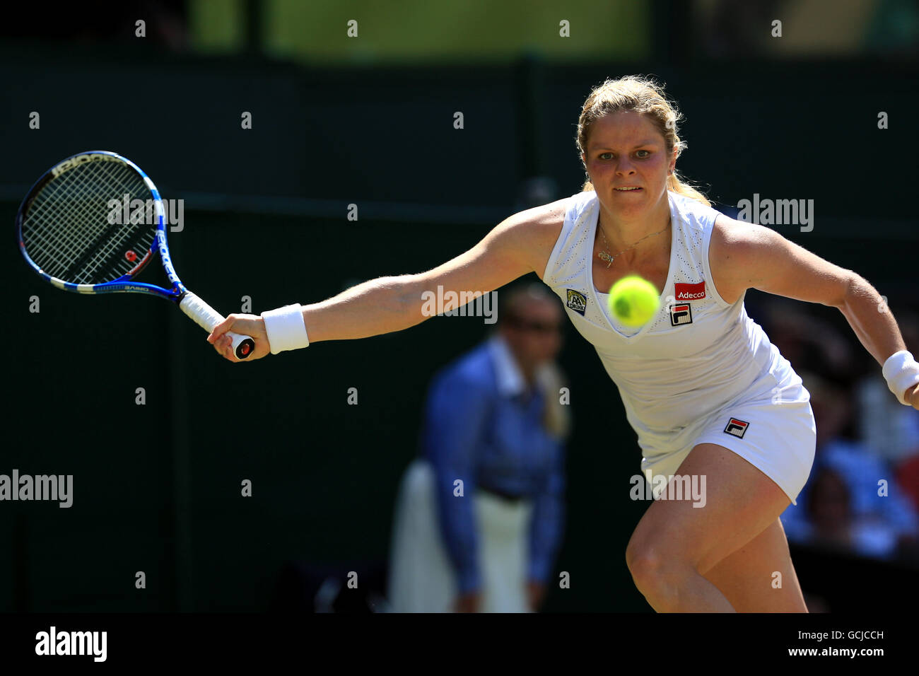 Tennis - 2010 Wimbledon Championships - Day Eight - The All England Lawn Tennis and Croquet Club. Kim Clijsters del Belgio in azione contro vera Zvonareva della Russia Foto Stock