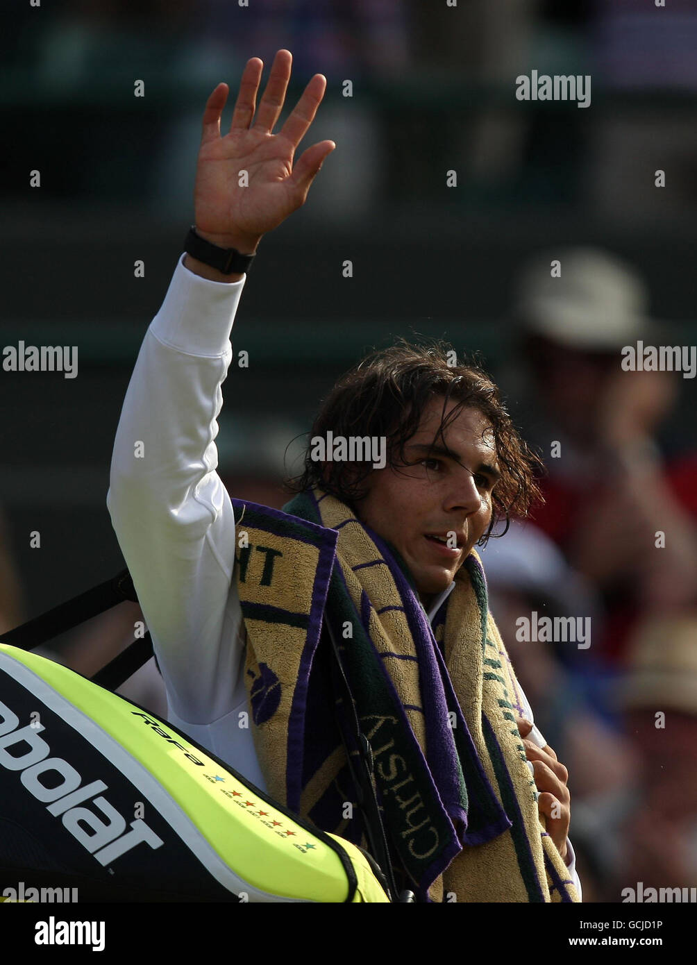 La spagnola Rafael Nadal celebra la vittoria sul Robin Soderling svedese durante il 9° giorno dei Campionati Wimbledon 2010 all'All England Lawn Tennis Club di Wimbledon. Foto Stock