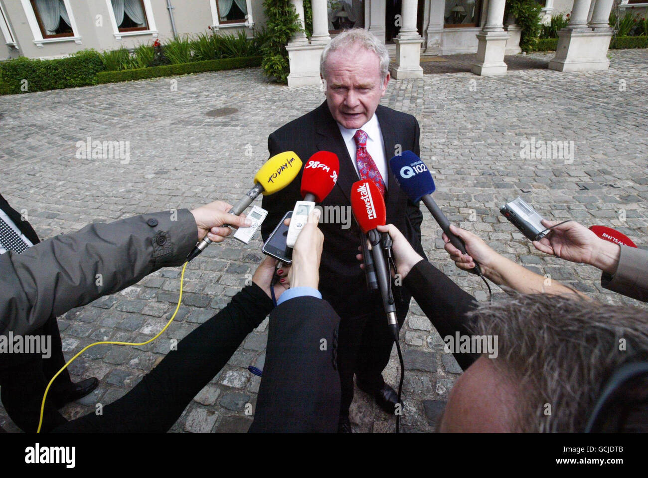 Il vice primo ministro dell'Irlanda del Nord Martin McGuinness parla alla stampa in occasione della decima riunione plenaria del consiglio ministeriale Nord-Sud presso la Farmleigh House di Dublino. Foto Stock