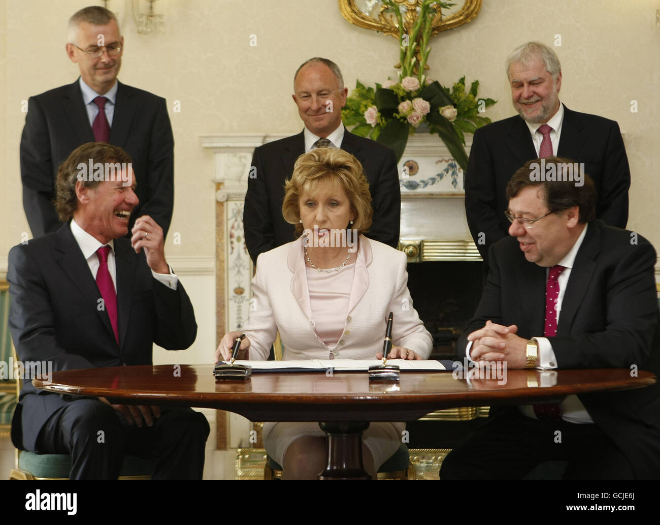 Guardando su (fila posteriore, da sinistra a destra) Aidrian o'Neill, Segretario Generale al Presidente, Ministro della Giustizia, Dermot Ahern, Procuratore Generale, Paul Gallagher SC come Presidente Mary McAleese e Taoiseach Brian Cowen (fronte destra) Nominare il sig. Justice Liam McKechnie giudice della Corte suprema di Aras an Uachtarain a Dublino. Foto Stock