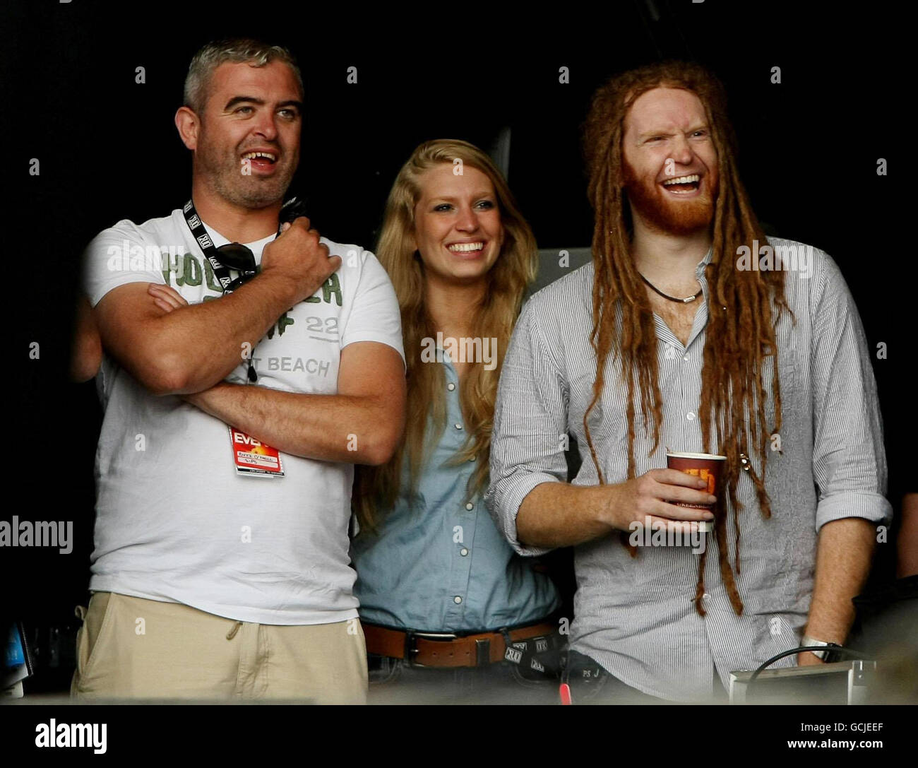 Newton Faulkner (a destra) con due persone non identificate guarda Earth Wind e Fire l'ultimo giorno del festival di musica Oxegen al circuito di Punchestown a Co Kildare, Irlanda. Foto Stock