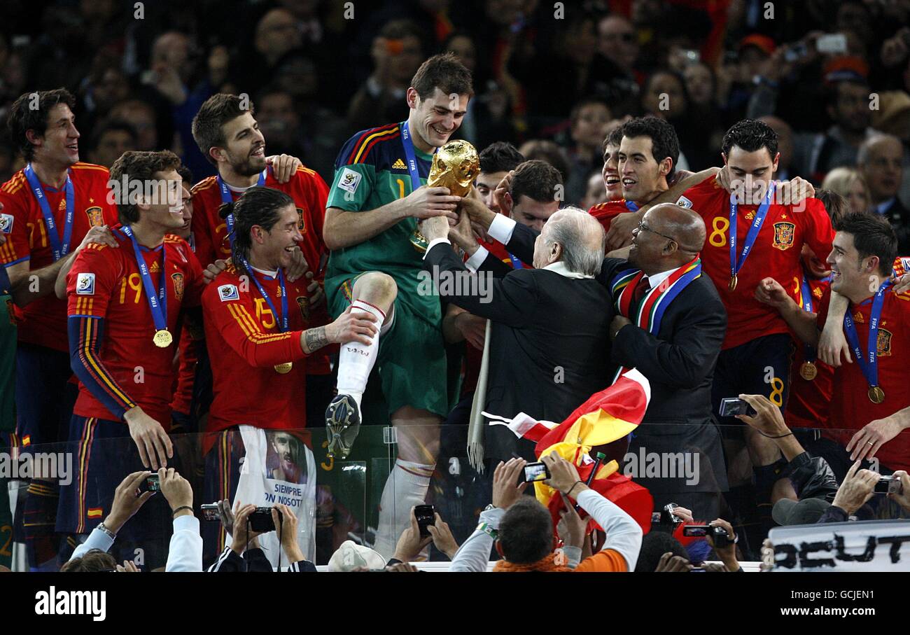 Il capitano e portiere spagnolo Iker Casillas è consegnato al mondo Coppa di trofeo del Presidente della FIFA Seppa Blatter e del Sud Africa Presidente Jacob Zuma Foto Stock