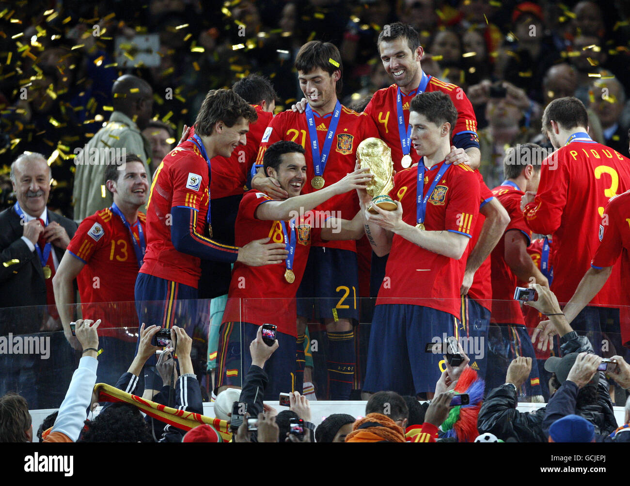 Calcio - Coppa del mondo FIFA Sud Africa 2010 - finale - Paesi Bassi / Spagna - Soccer City Stadium. Pedro (no18) e Fernando Torres celebrano la vittoria mentre alzano il trofeo della Coppa del mondo Foto Stock