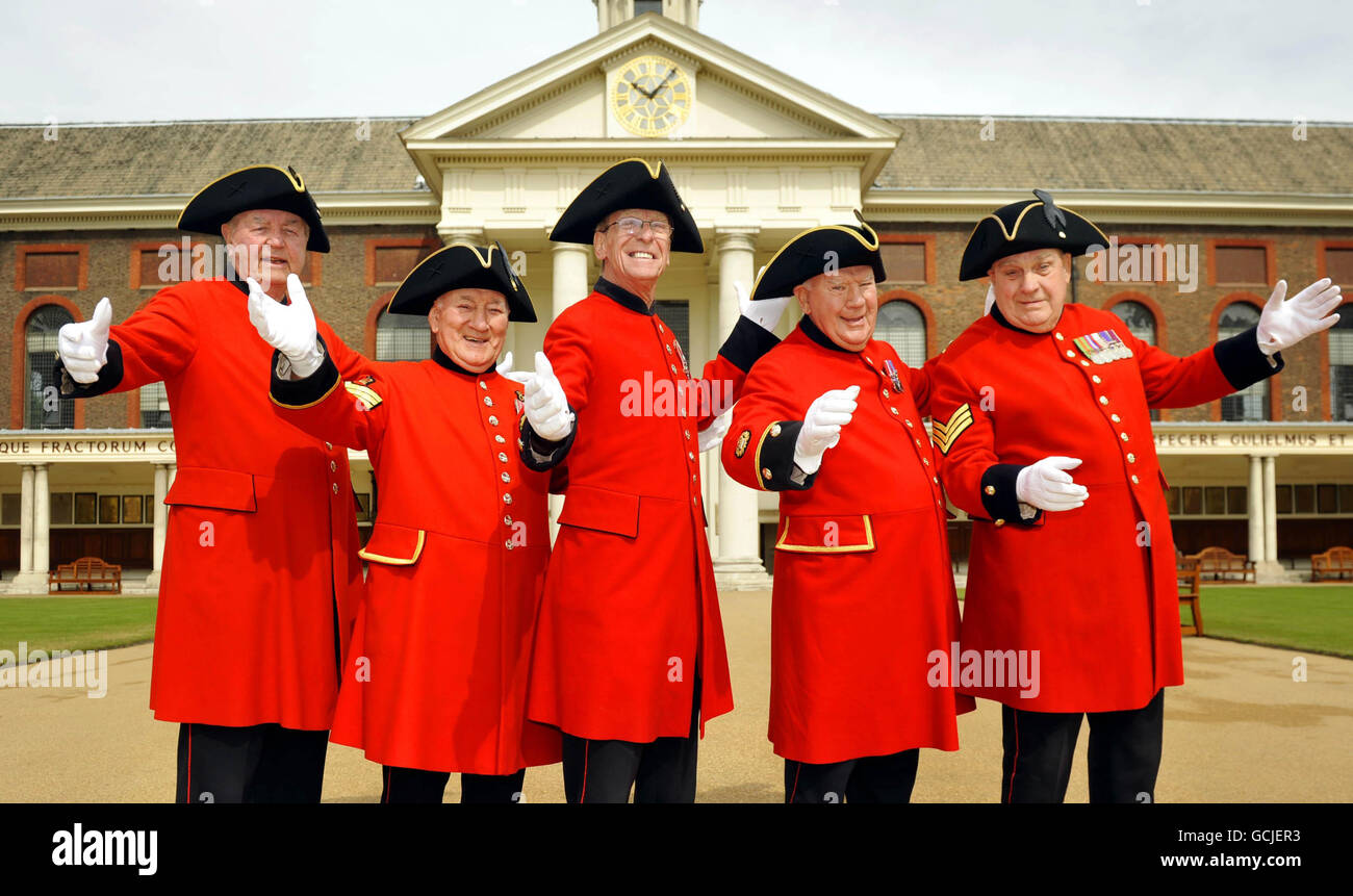 (Da sinistra a destra) Thomas Fox da Sheffield, Paddy Fox da Tipperary, Malcolm Smart da Birmingham, David Poultney, da Pontypridd, E Denis Shiels del Lancashire, al Royal Hospital Chelsea di Londra, cinque dei sette membri della band dei pensionati di Chelsea che stanno rilasciando un album intitolato The Men in Scarlet per contribuire a raccogliere fondi per il riqualificazione delle loro camere da letto. Foto Stock