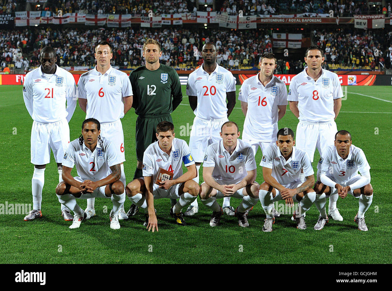 La squadra dell'Inghilterra (fila posteriore, da sinistra a destra) Emile Heskey, John Terry, Robert Green, Ledley King, James Milner e Frank Lampard, (fila inferiore da sinistra a destra) Glen Johnson, Steven Gerrard, Wayne Rooney, Aaron Lennon e Ashley Cole si schierano prima della Coppa del mondo FIFA Sud Africa 2010, Partita del gruppo C al Royal Bafokeng Stadium di Rustenburg, Sudafrica. Foto Stock