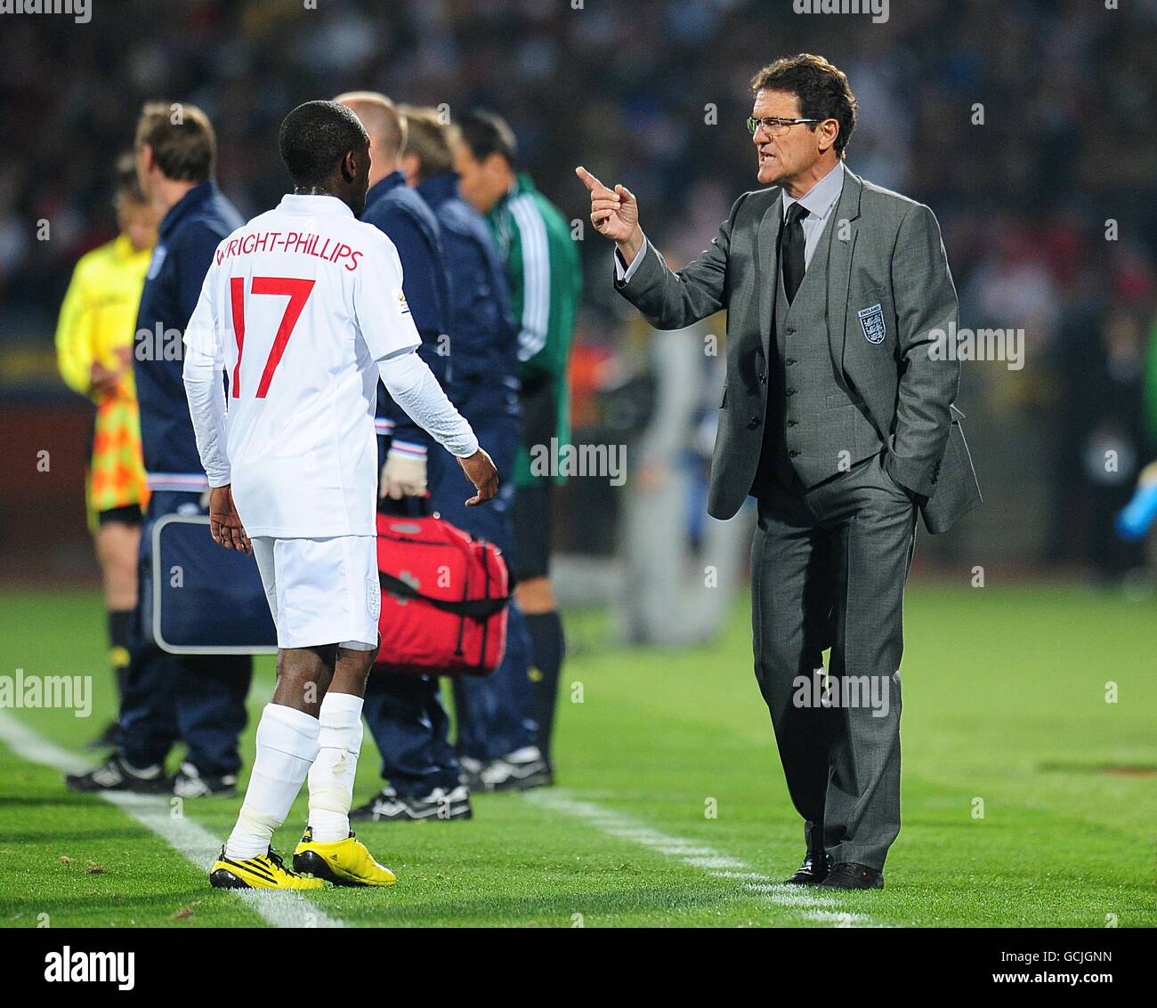 Il manager inglese Fabio Capello dà intsructions a Shaun Wright-Phillips sulla linea di contatto. Foto Stock