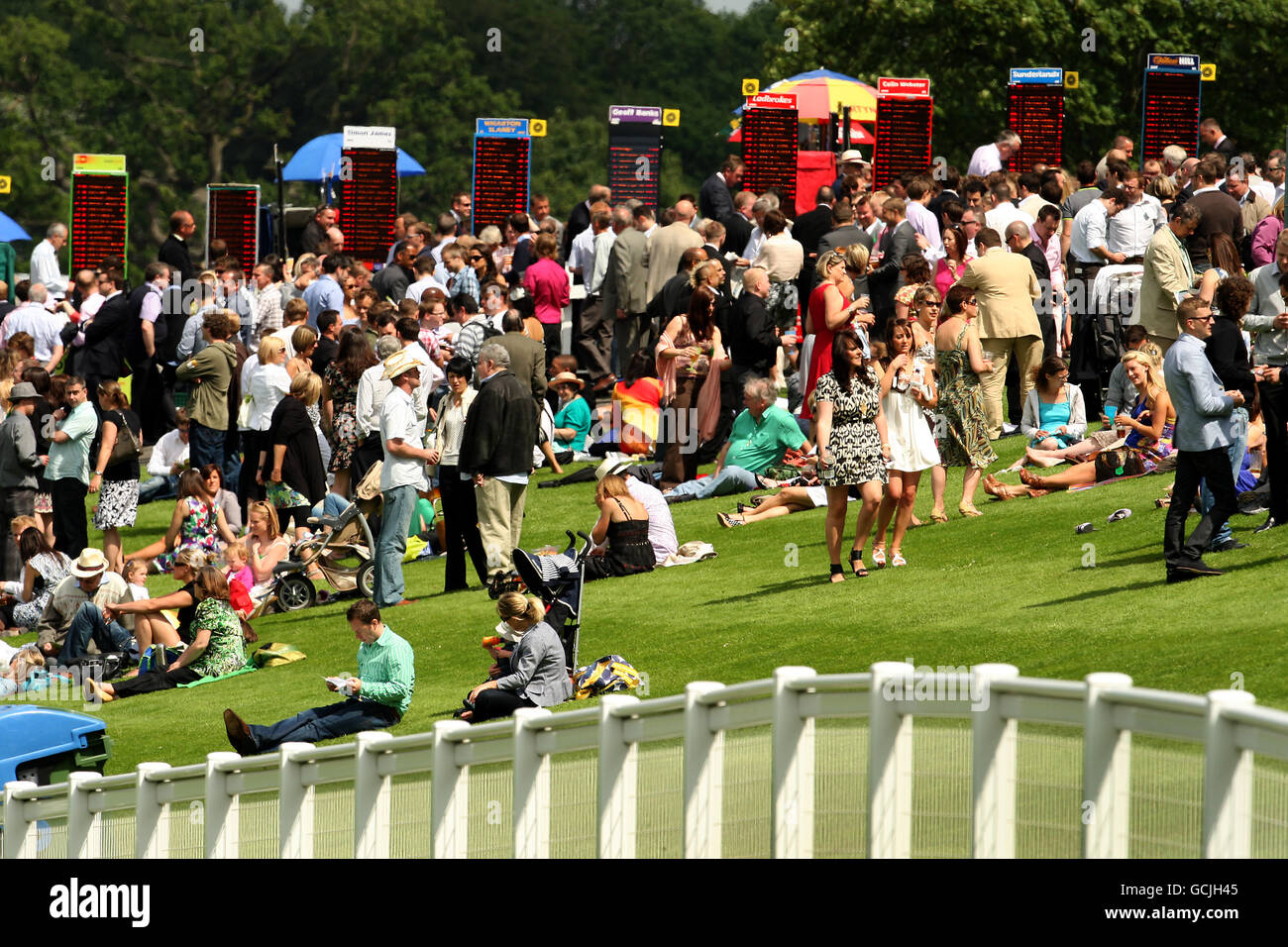 Horse Racing - Totepool giorno irlandese - Sandown Park Racecourse Foto Stock