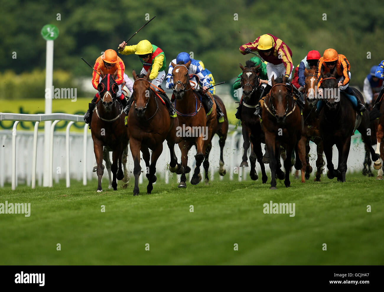 Corse di cavalli - Totepool Irish Day - Ippodromo di Sandown Park. La Crown Choice, guidata da Jockey Ted Durcan (a sinistra), vince il totesport 0800 221221 handicap Stakes all'ippodromo di Sandown Park Foto Stock