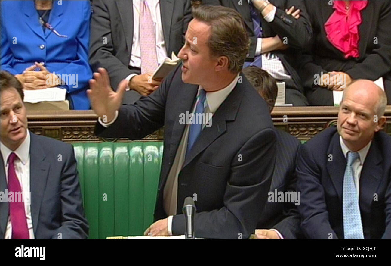 (Sinistra - destra) Vice primo Ministro Nick Clegg, primo Ministro David Cameron e primo Segretario di Stato William Hague durante le interrogazioni del primo Ministro alla Camera dei Comuni, Londra. Foto Stock