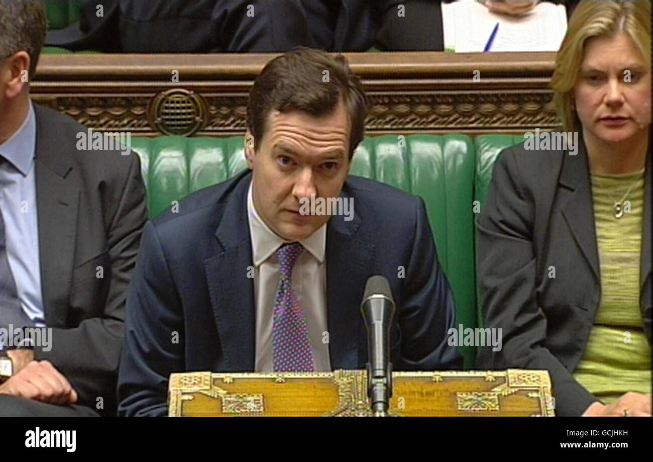 Il Cancelliere George Osborne dopo aver risposto a una domanda d'urgenza sulla regolamentazione dei servizi finanziari alla Camera del Parlamento di Londra. Foto Stock