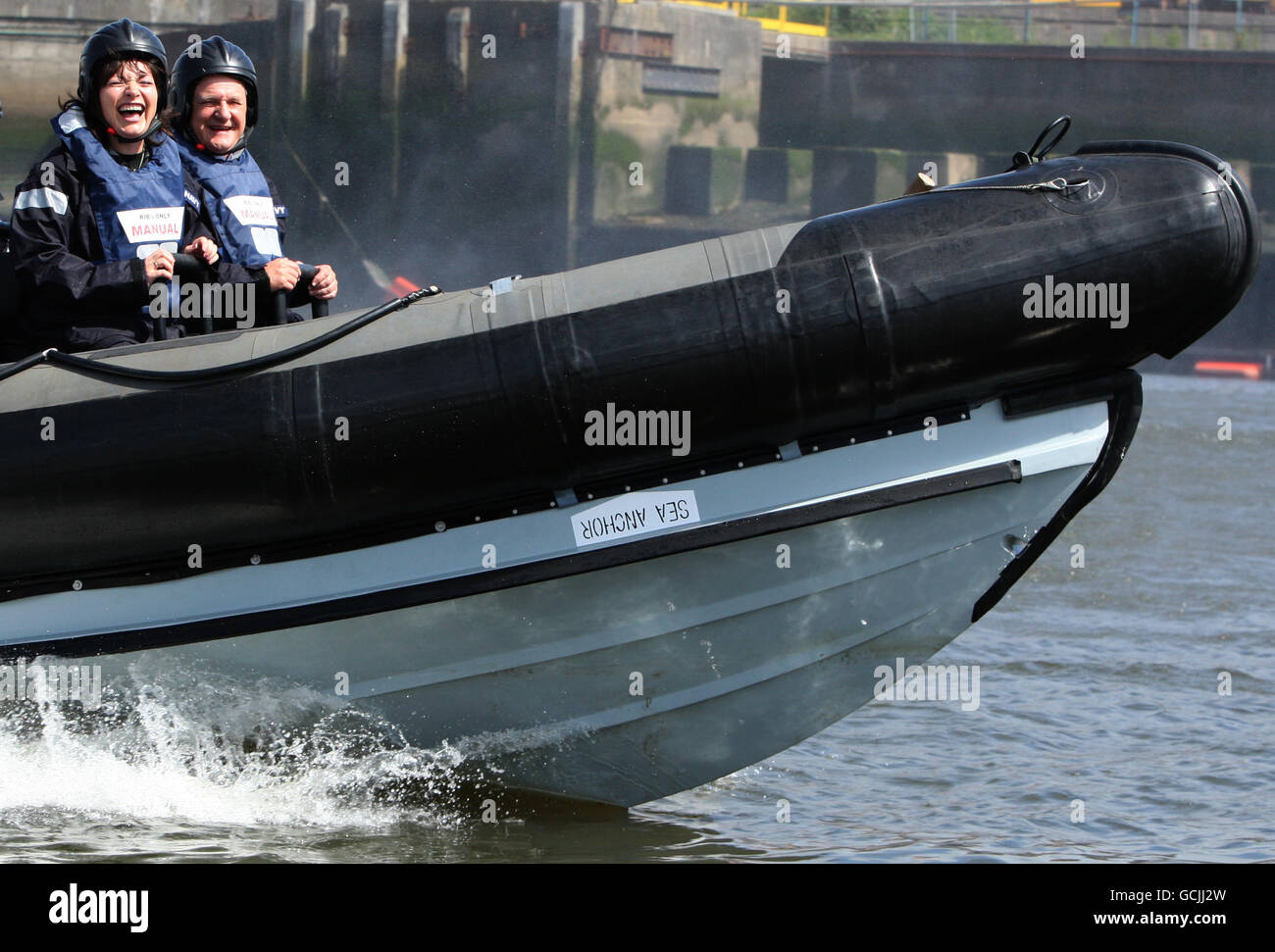 La presentatrice della TV Lorraine Kelly (seconda a destra) si allontana lungo il fiume Clyde mentre aiuta a promuovere l'Armed Forces Day, si allontana da RAF Leuchars a Fife, volando con l'elicottero Royal Navy al cantiere navale Scotstoun a Glasgow. Foto Stock