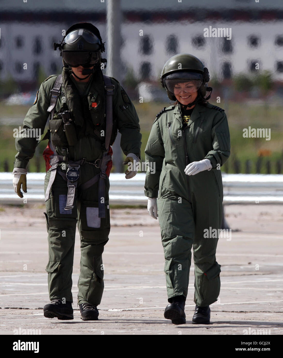 Il presentatore della TV Lorraine Kelly (a destra) aiuta a promuovere il giorno delle forze armate, ha regolato fuori da RAF Leuchars a Fife, volando dall'elicottero della Marina reale al cantiere navale di Scotstoun a Glasgow. Foto Stock