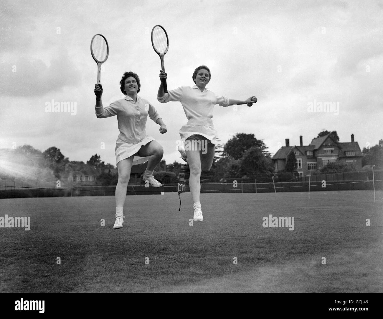 Tennis - Campionati Kent tutti i comers - Beckenham. L-R: Sig.ra Wennerholm e sig.ra L Engdahl dalla Svezia Foto Stock