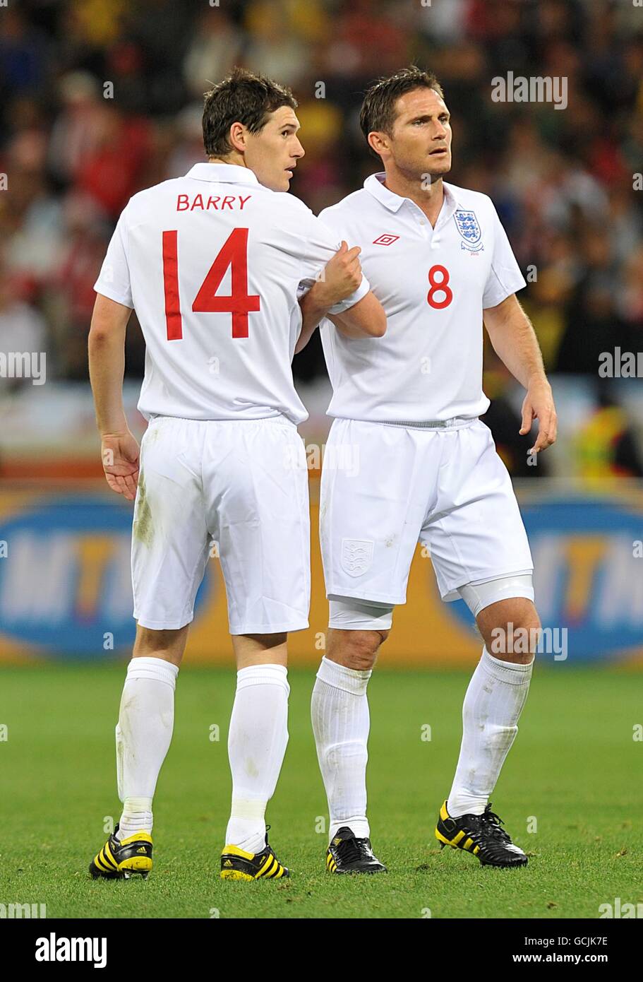Calcio - Coppa del mondo FIFA Sud Africa 2010 - Gruppo C - Inghilterra / Algeria - Green Point Stadium. Frank Lampard (a destra) e Gareth Barry formano un piccolo muro per un calcio libero Foto Stock