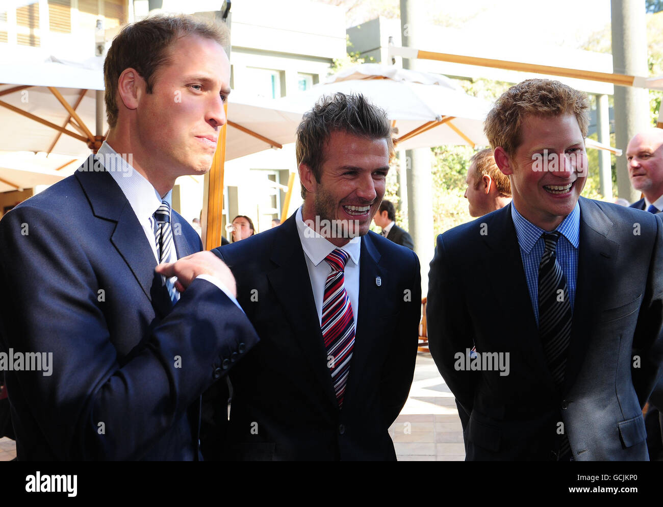 Principi in Africa. Il Principe William e il Principe Harry con David Beckham presso un ricevimento fa al Saxon Hotel di Johannesberg. Foto Stock