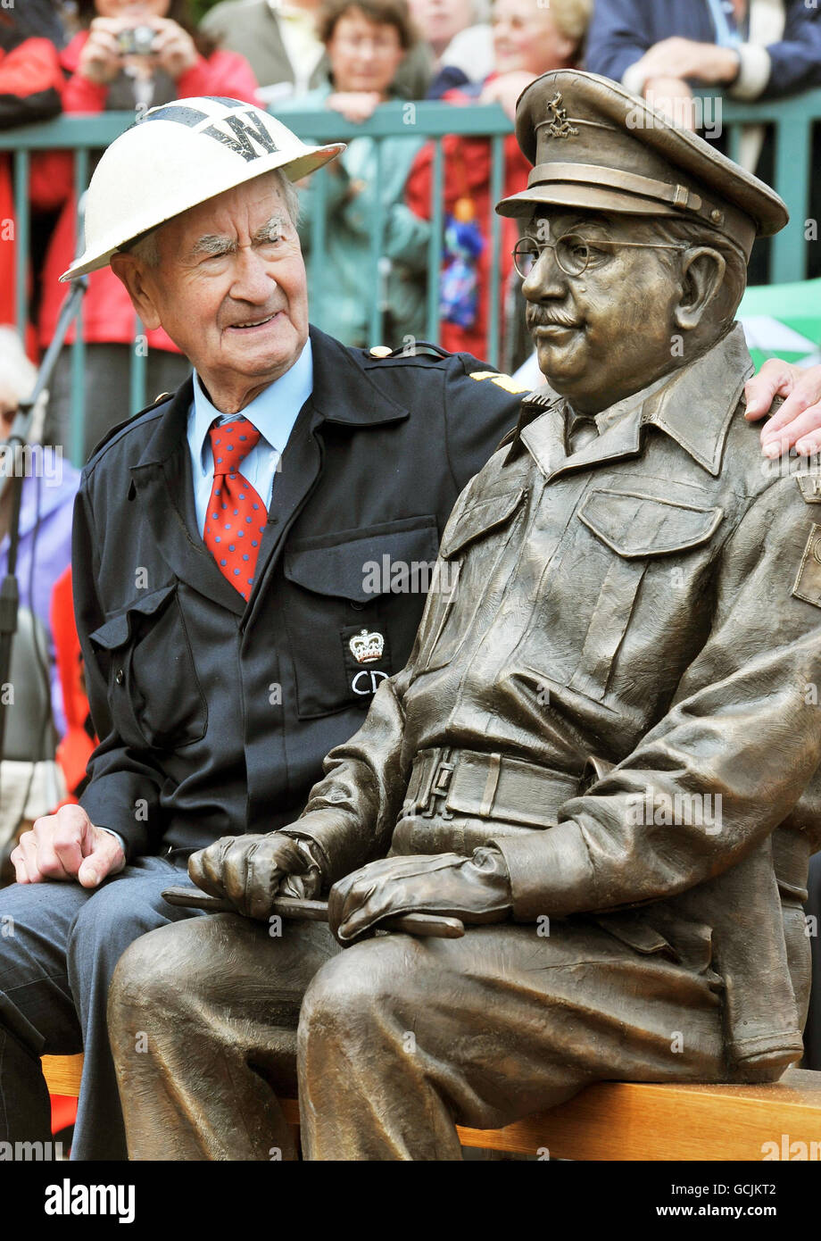 Bill Pertwee, protagonista della commedia televisiva classica Dad's Army, siede accanto alla statua di bronzo di Capatin Mainwaring interpretata dall'attore Arthur Lowe, dopo che è stato svelato nel centro di Thetford, Norfolk, questo pomeriggio. Foto Stock