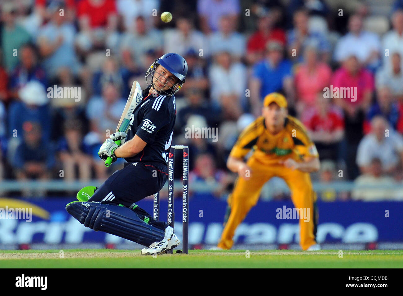 Cricket - NatWest Series - First One Day International - Inghilterra / Australia - The Rose Bowl. L'inglese Luke Wright evita un rimbalzo Foto Stock