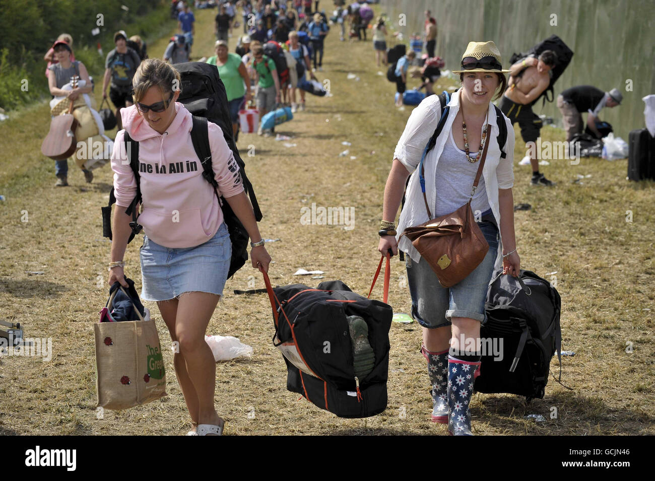 I festaioli arrivano al festival del carting mentre si recano al festival di Glastonbury presso la Worthy Farm, Somerset. Foto Stock