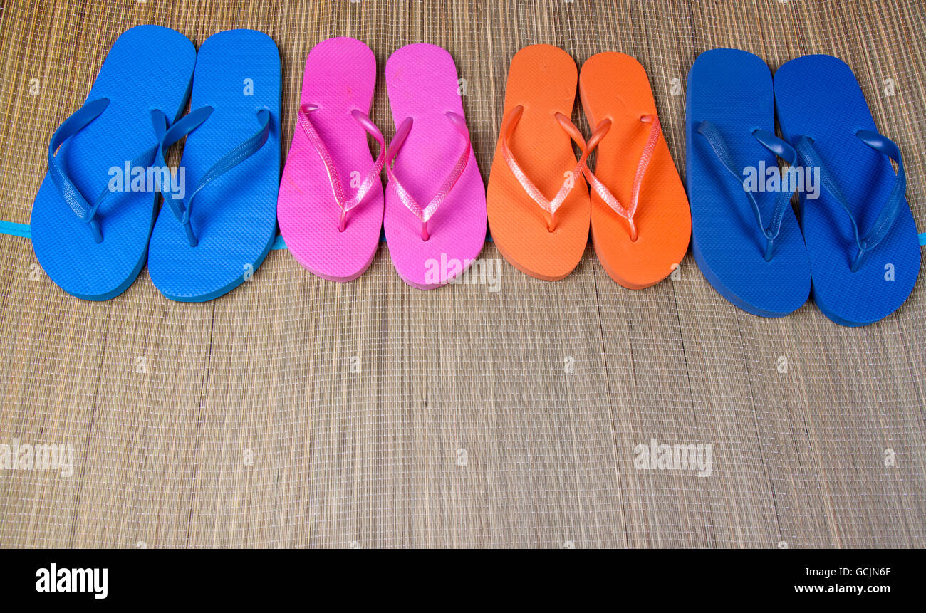 Il flip-flop sandali su grunge cilicio Foto Stock