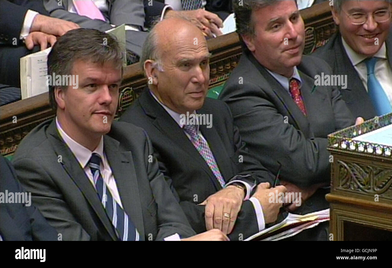 Il Segretario commerciale vince Cable (seconda a sinistra) durante le interrogazioni del primo Ministro alla Camera dei Comuni, Londra, con il Vice primo Ministro Nick Clegg (a sinistra) e il Cancelliere dello scacchiere George Osborne (a destra). Foto Stock