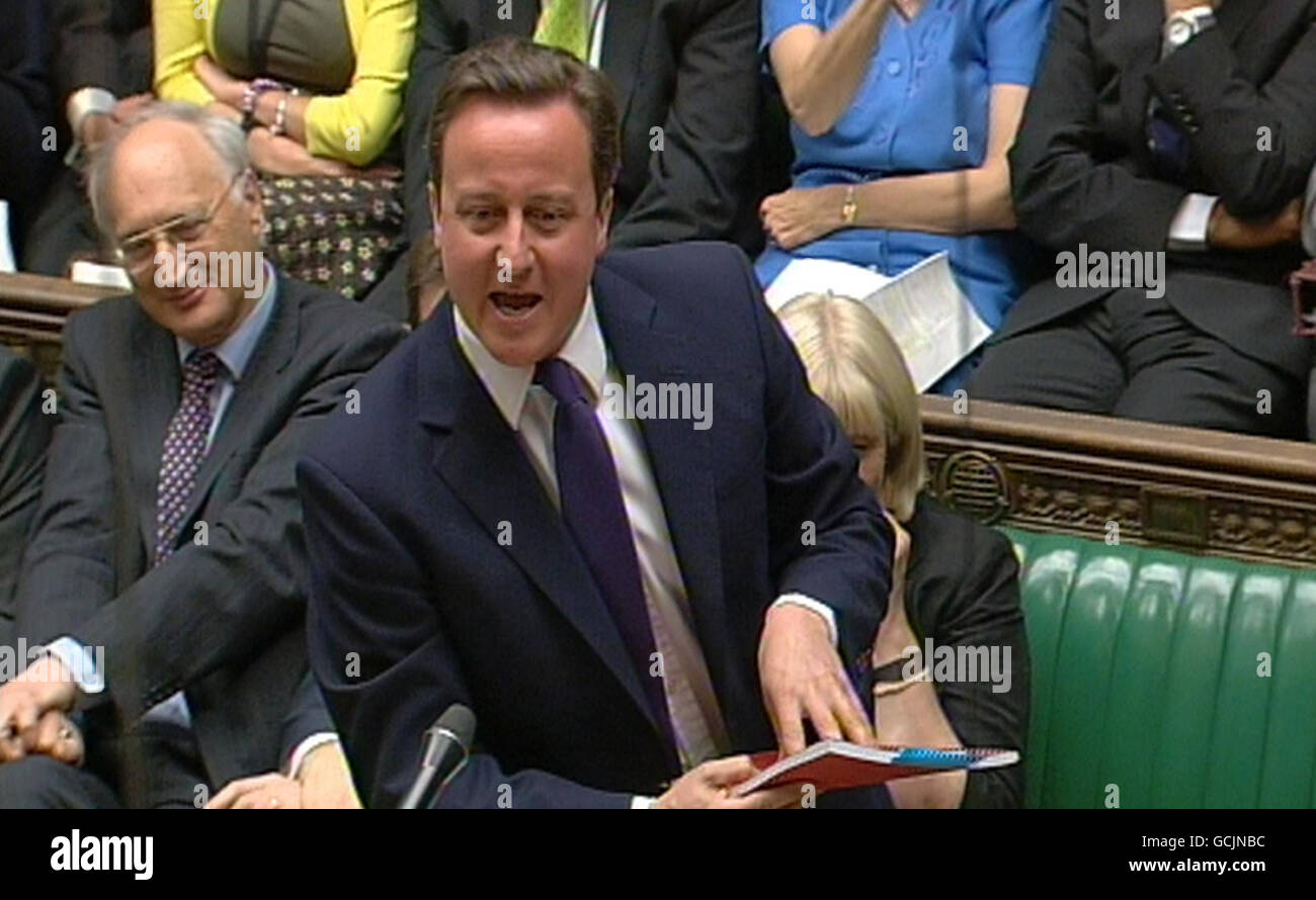 Il Primo Ministro David Cameron parla durante il primo ministro di domande nella Camera dei Comuni di Londra. Foto Stock