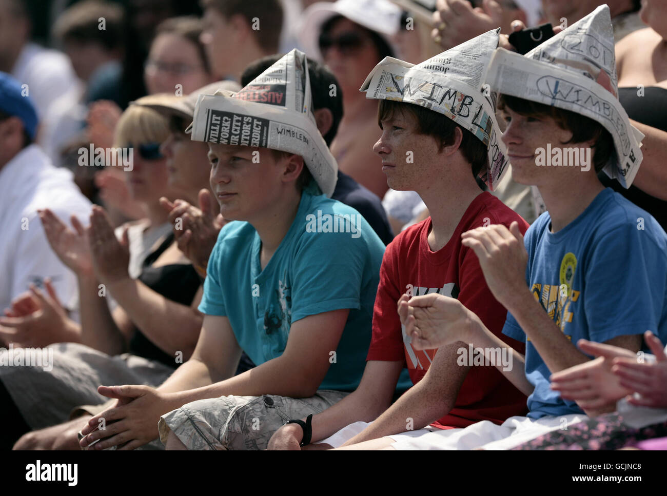 Tennis - 2010 Campionati Wimbledon - terzo giorno - All England Lawn Tennis and Croquet Club. I ventilatori indossano cappelli di carta nei supporti Foto Stock