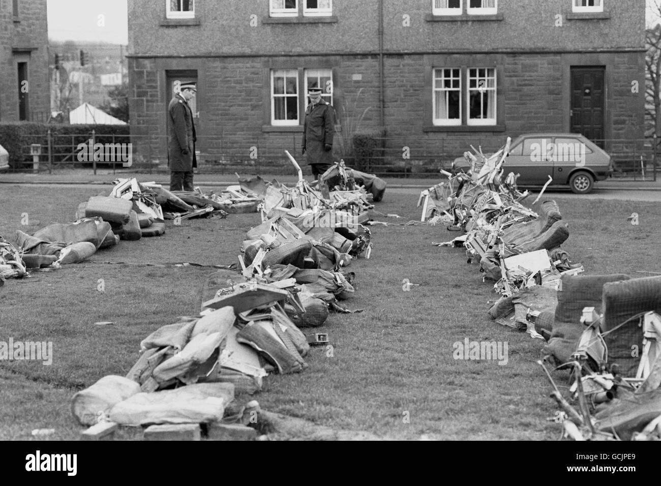 Gli agenti di polizia hanno visto la vista spiacevole di una fila di sedili per aeromobili dal schiantato Pan am Boeing 103. L'aereo scese sulla città di Lockerbie, uccidendo tutte le 258 persone a bordo e 17 a terra. Foto Stock