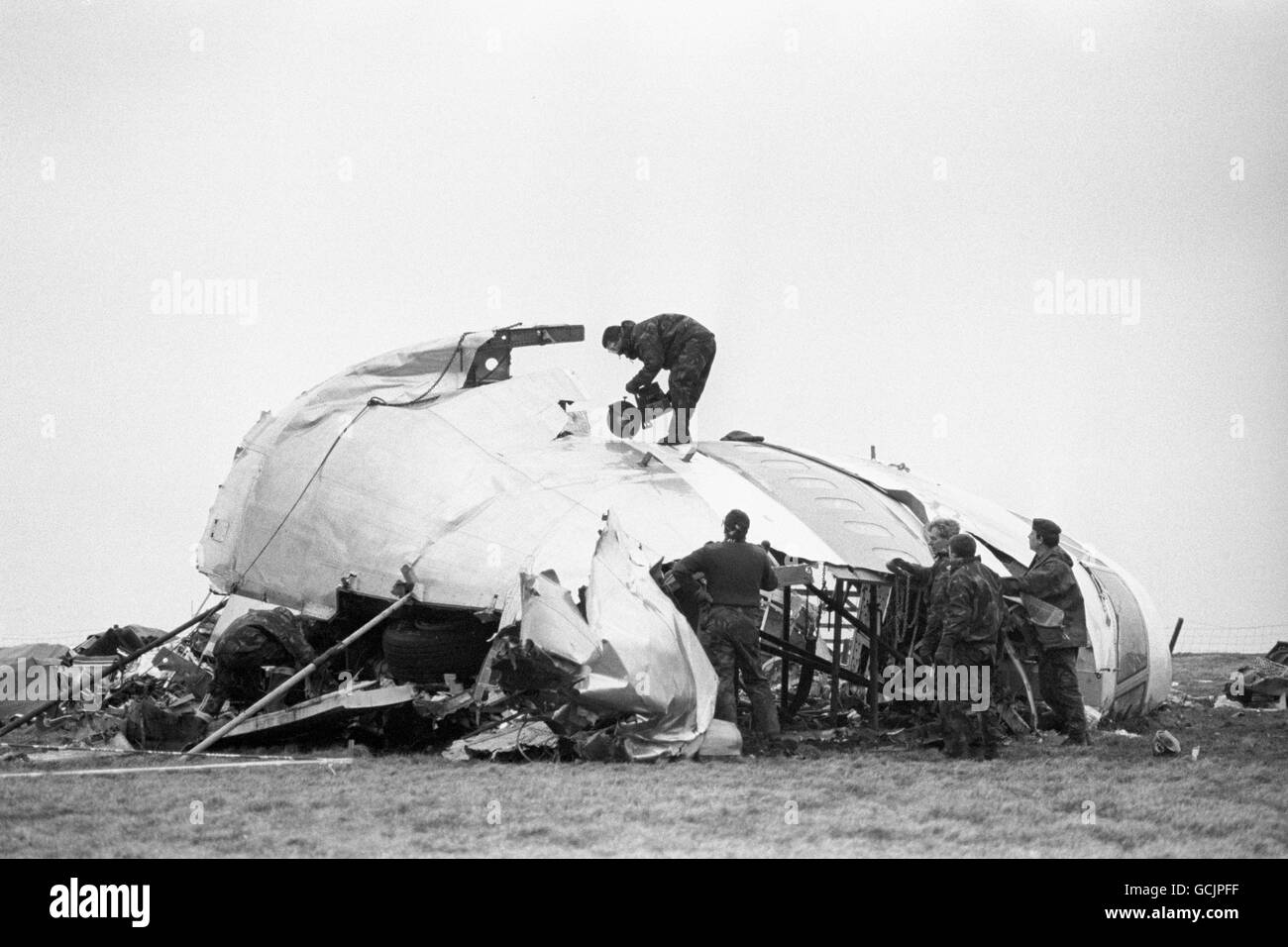 La sezione dell'abitacolo del getto Pan am jumbo schiantato è stata tagliata a pezzi prima di essere rimossa dal luogo di disastro dal trasportatore. Foto Stock