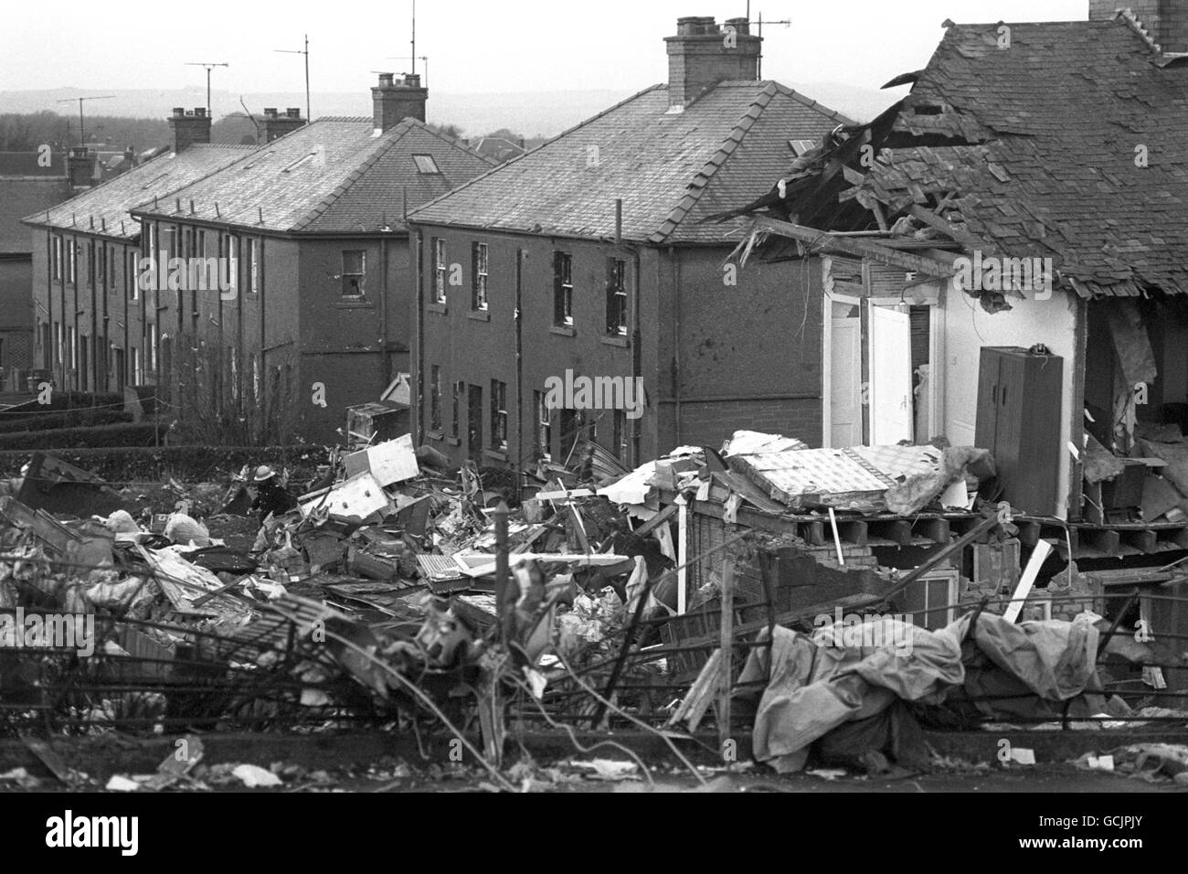 I detriti si sono sparsi nei giardini di Lockerbie, dopo che un jet Pan am jumbo si è schiantato sul villaggio, uccidendo tutte le 258 a bordo e 17 persone a terra. Foto Stock