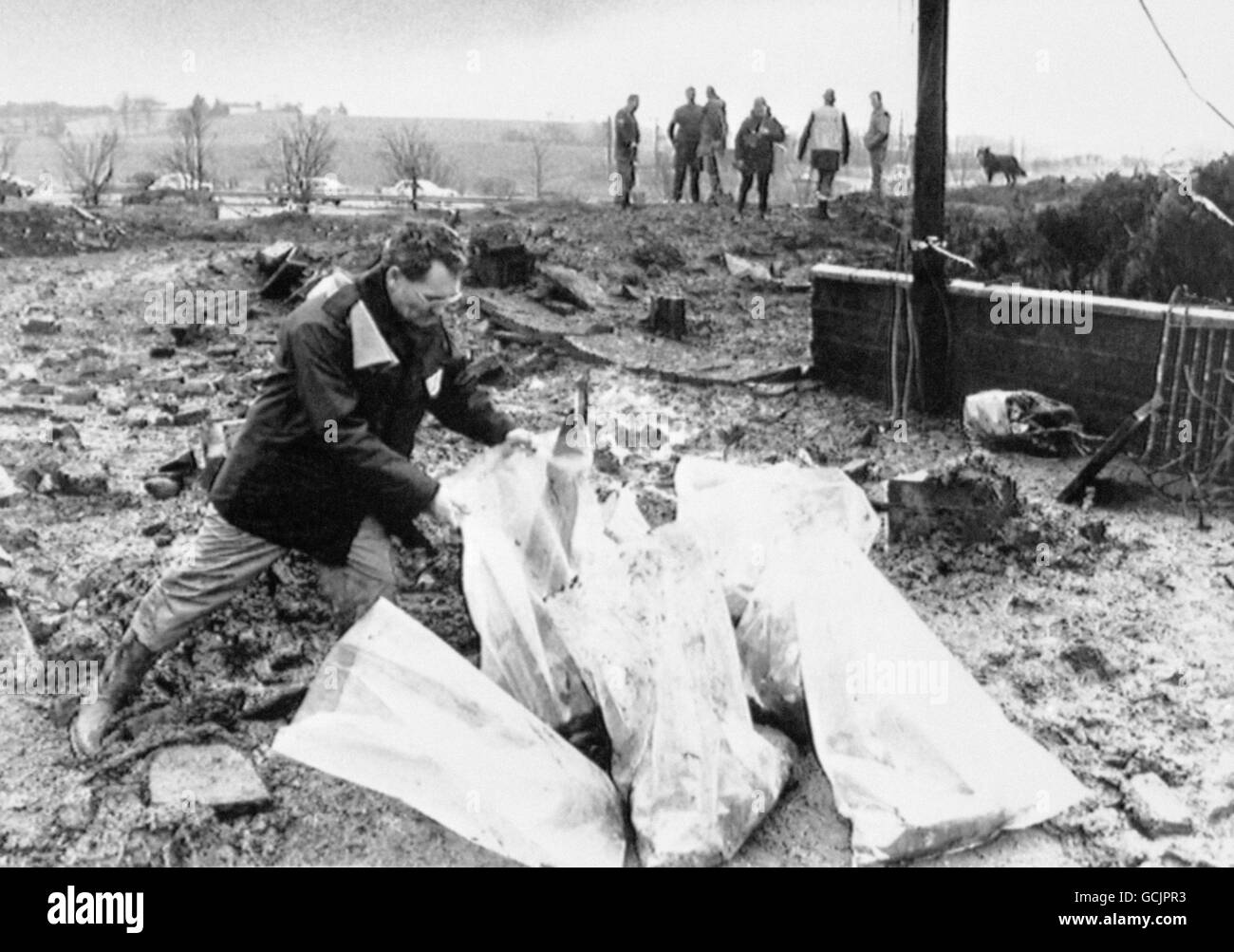 L'arduo compito di rimuovere i detriti da Sherwood Crescent continua su Lockerbie. La mezzaluna era la strada più devastata dalla Pan am Boeing 747 che si schiantò sulla città, uccidendo tutte le 258 persone a bordo e 17 a terra. Foto Stock