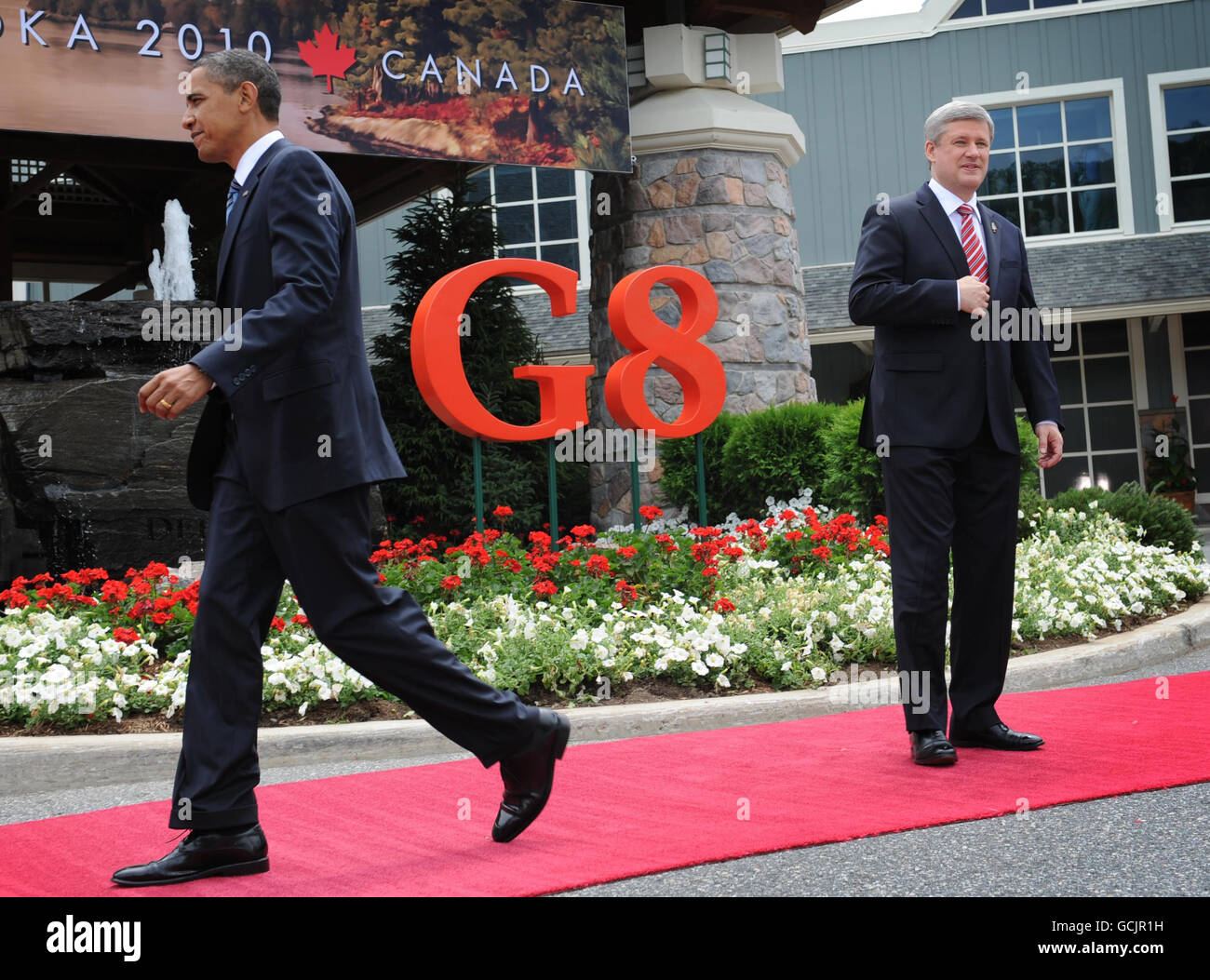 Il primo ministro canadese Stephen Harper (a destra) dà il benvenuto al presidente Obama ai vertici del G8 e del G20 a Muskoka, Canada. Foto Stock